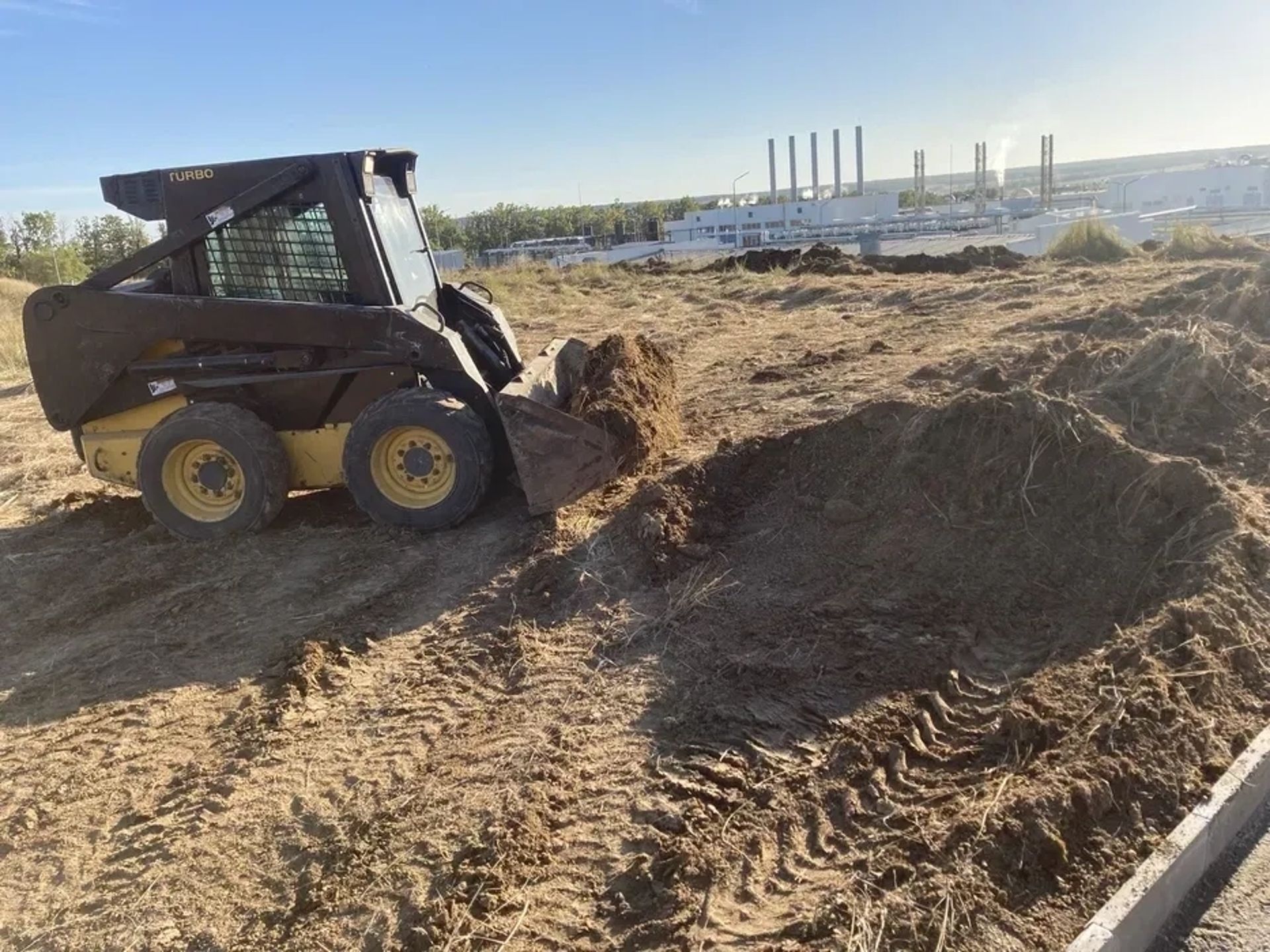 Компактний навантажувач New Holland для будівництва та складу