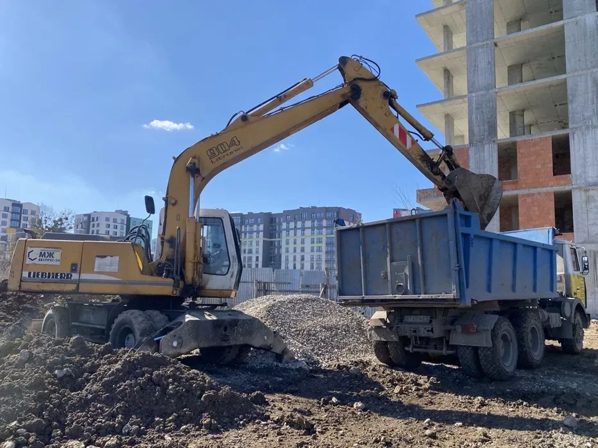 Повноповоротний ескаватор