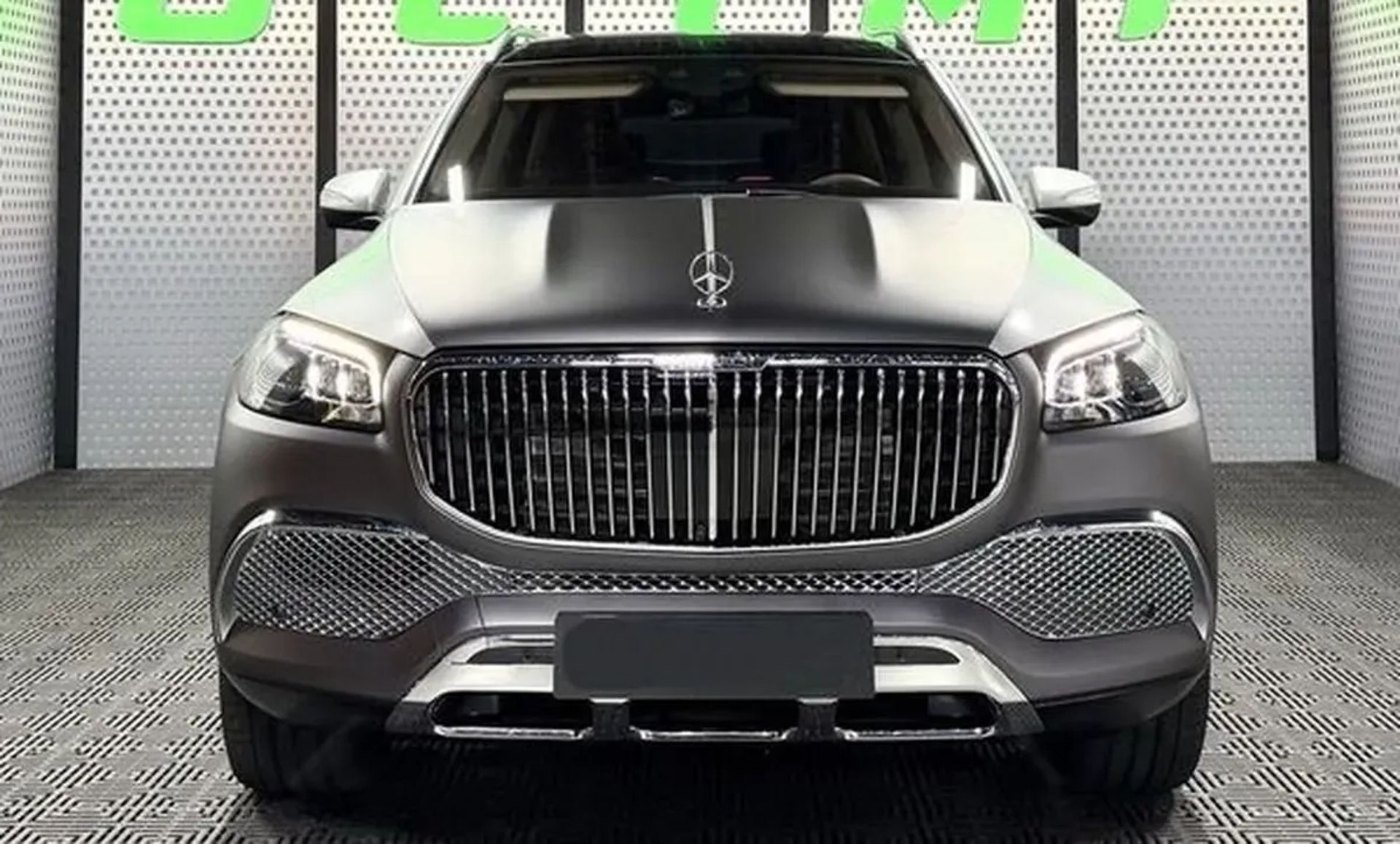 073 Mercedes-Benz GLS Maybach з водієм та без