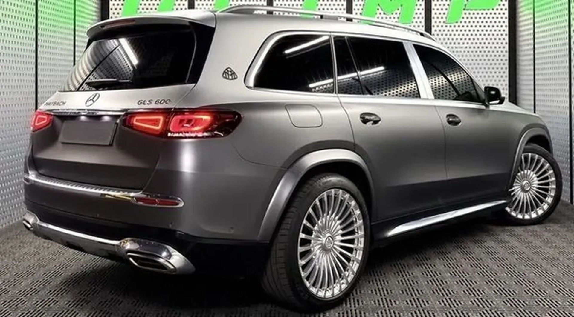 073 Mercedes-Benz GLS Maybach з водієм та без