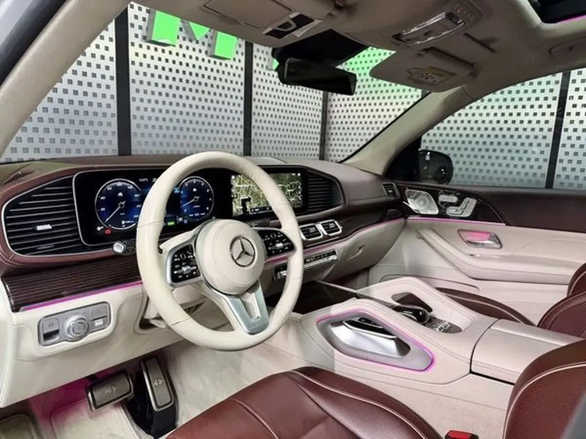 073 Mercedes-Benz GLS Maybach з водієм та без