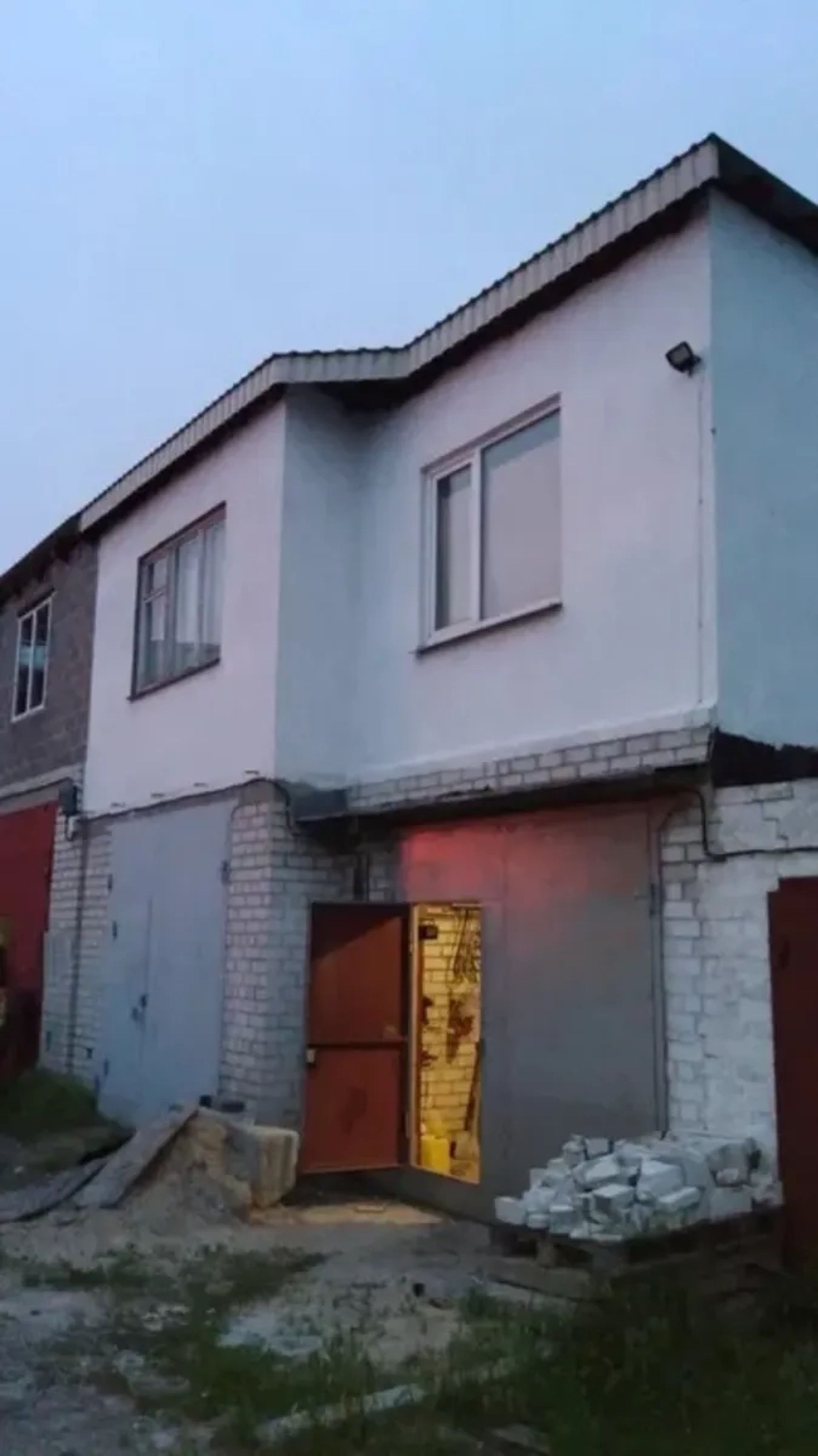 Двоповерховий гараж з підвалом