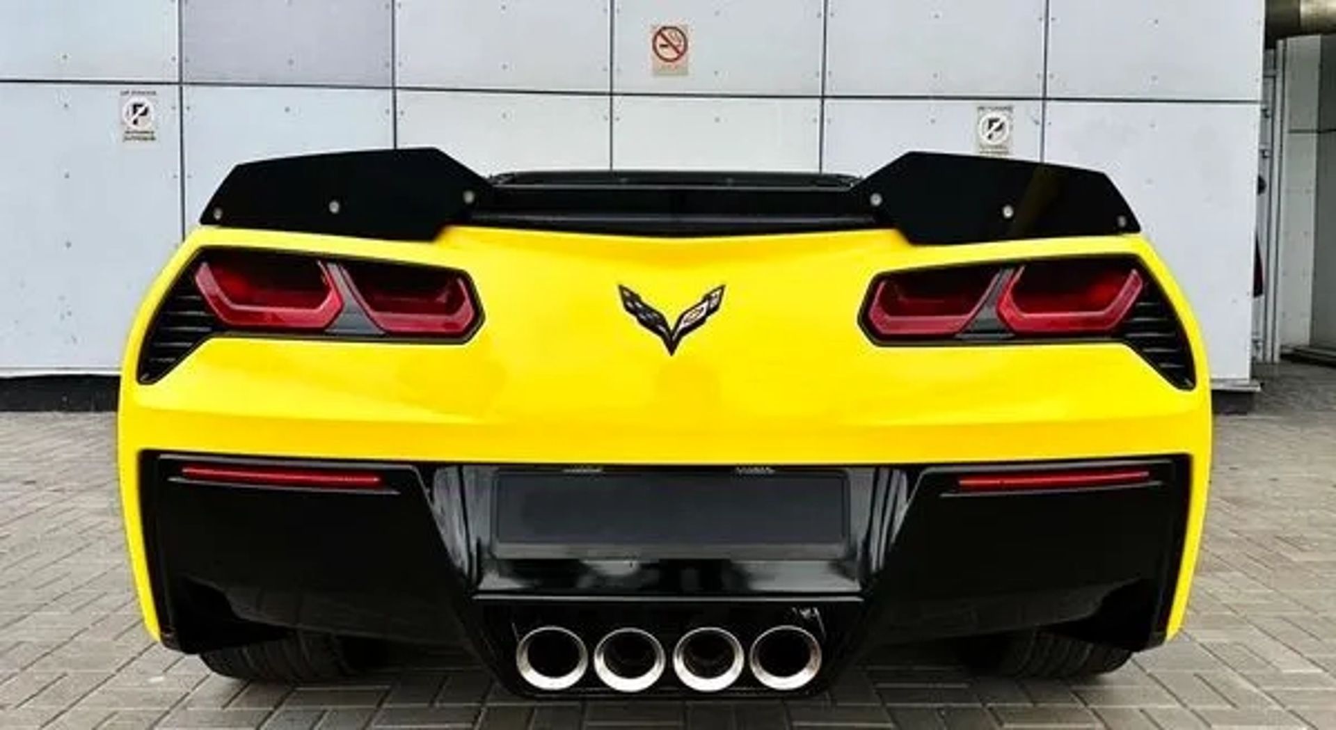 011 Кабріолет Chevrolete Corvette Stingray жовтий на зйомки
