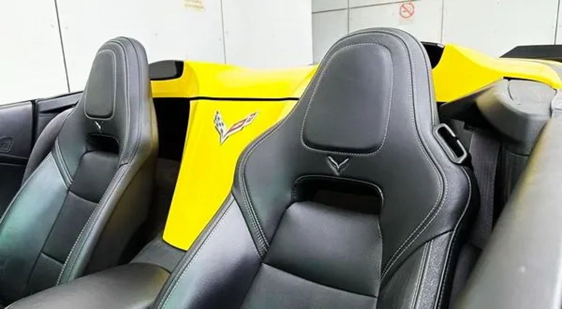 011 Кабріолет Chevrolete Corvette Stingray жовтий на зйомки
