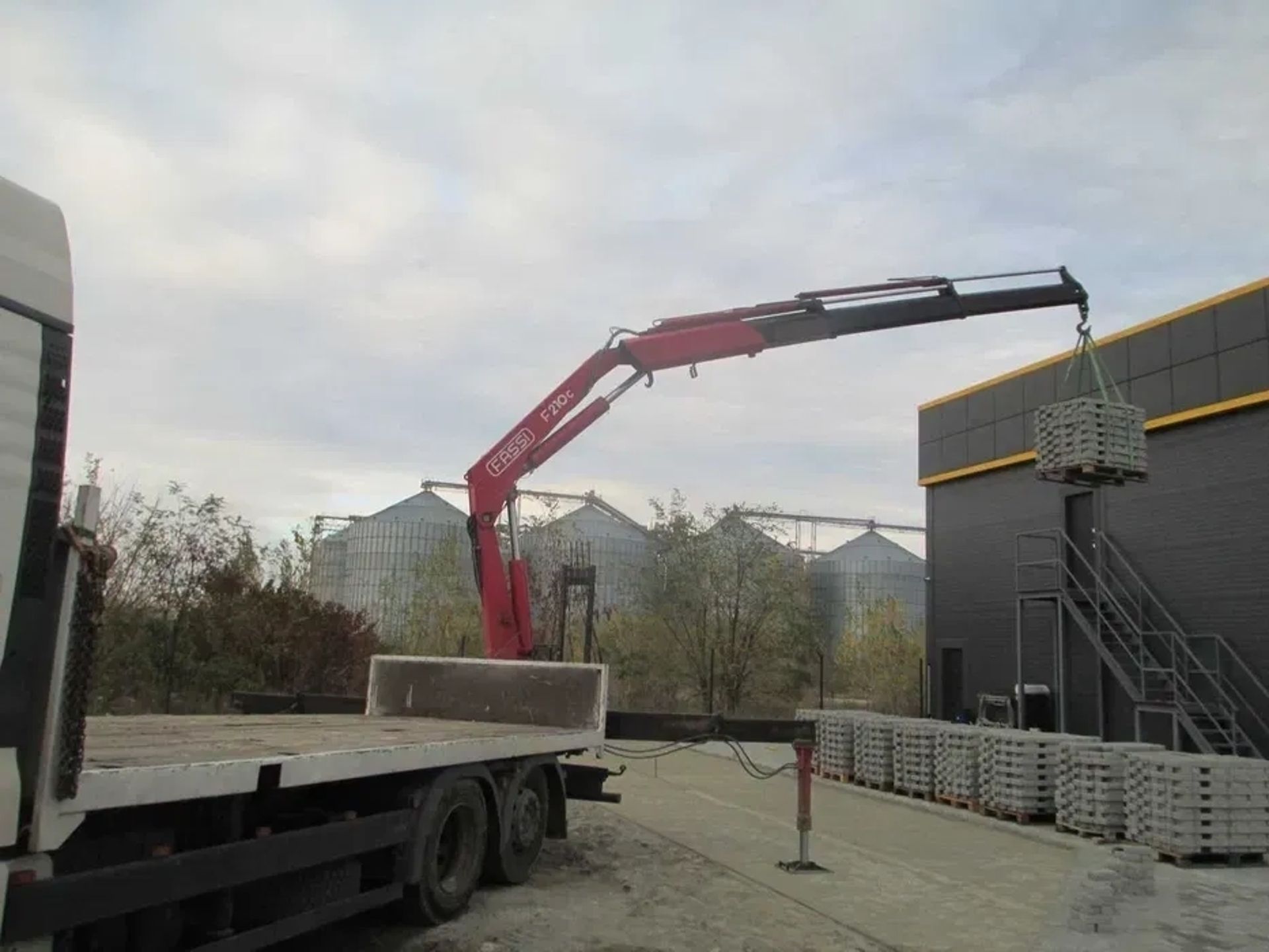 Кран-маніпулятор з крановою установкою Fassi на вантажному шасі MAN