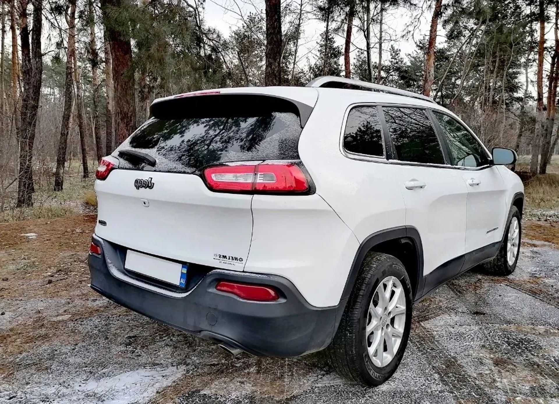 Стильне авто американць Jeep Cherokee з водієм