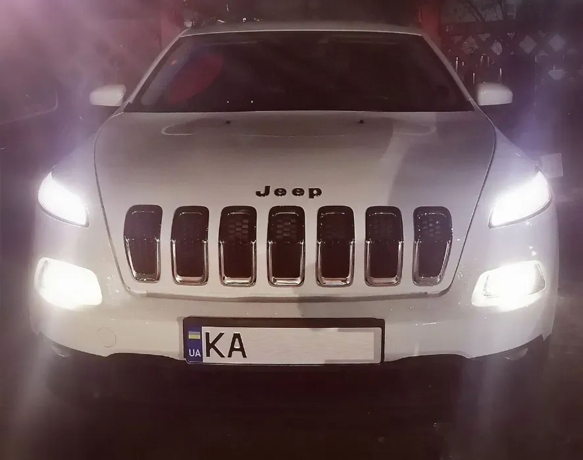 Стильне авто американць Jeep Cherokee з водієм