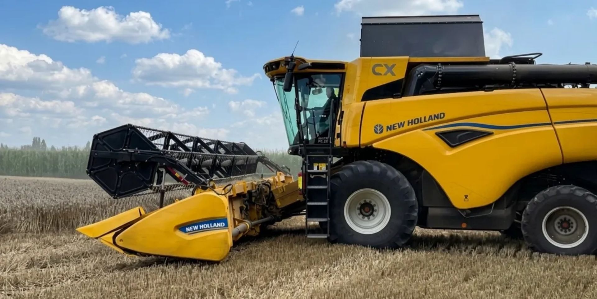 Комбайн New Holland CX8.80 для збирання врожаю