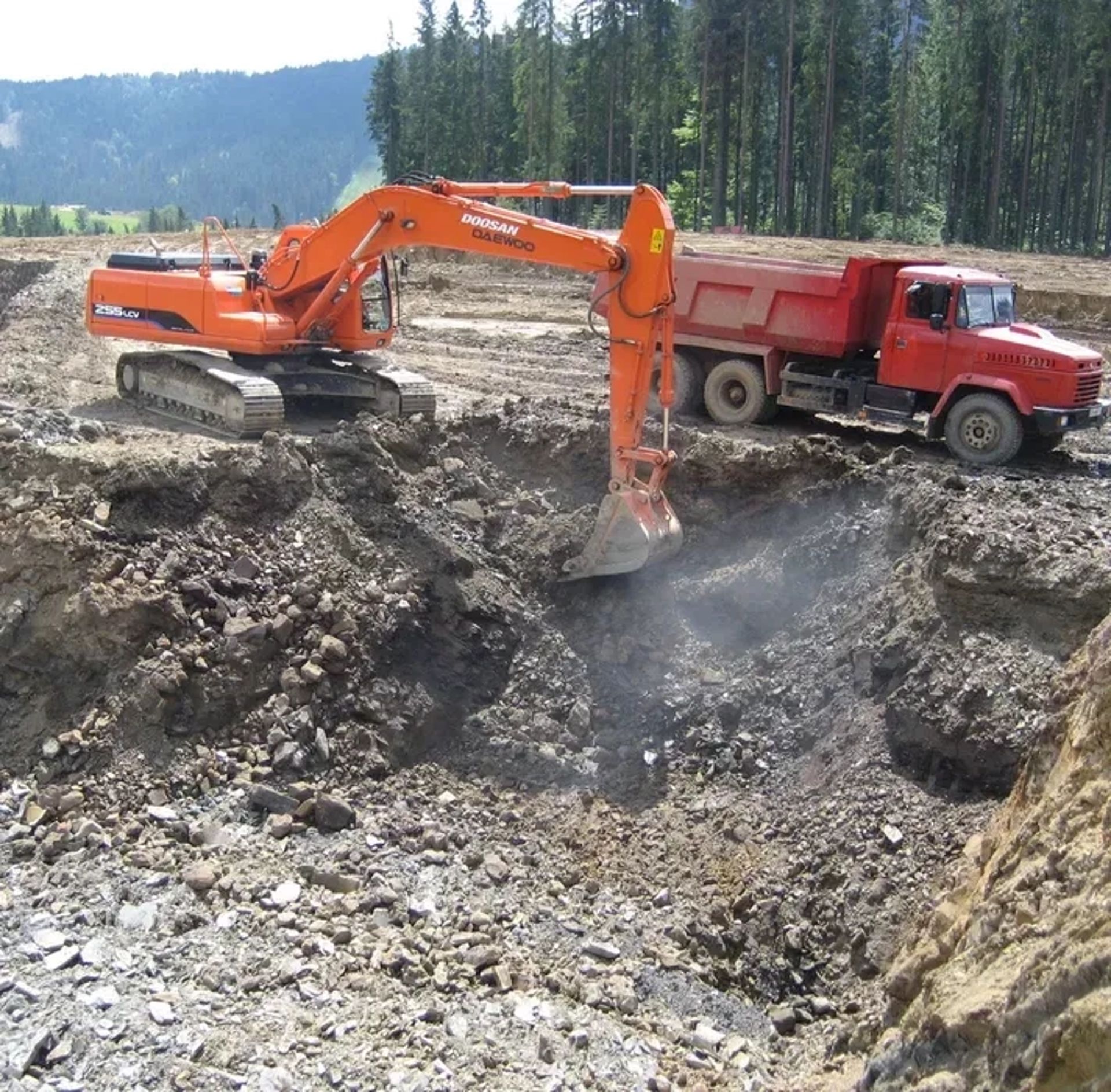 Повноповоротний гусеничний екскаватор Doosan DX255LC