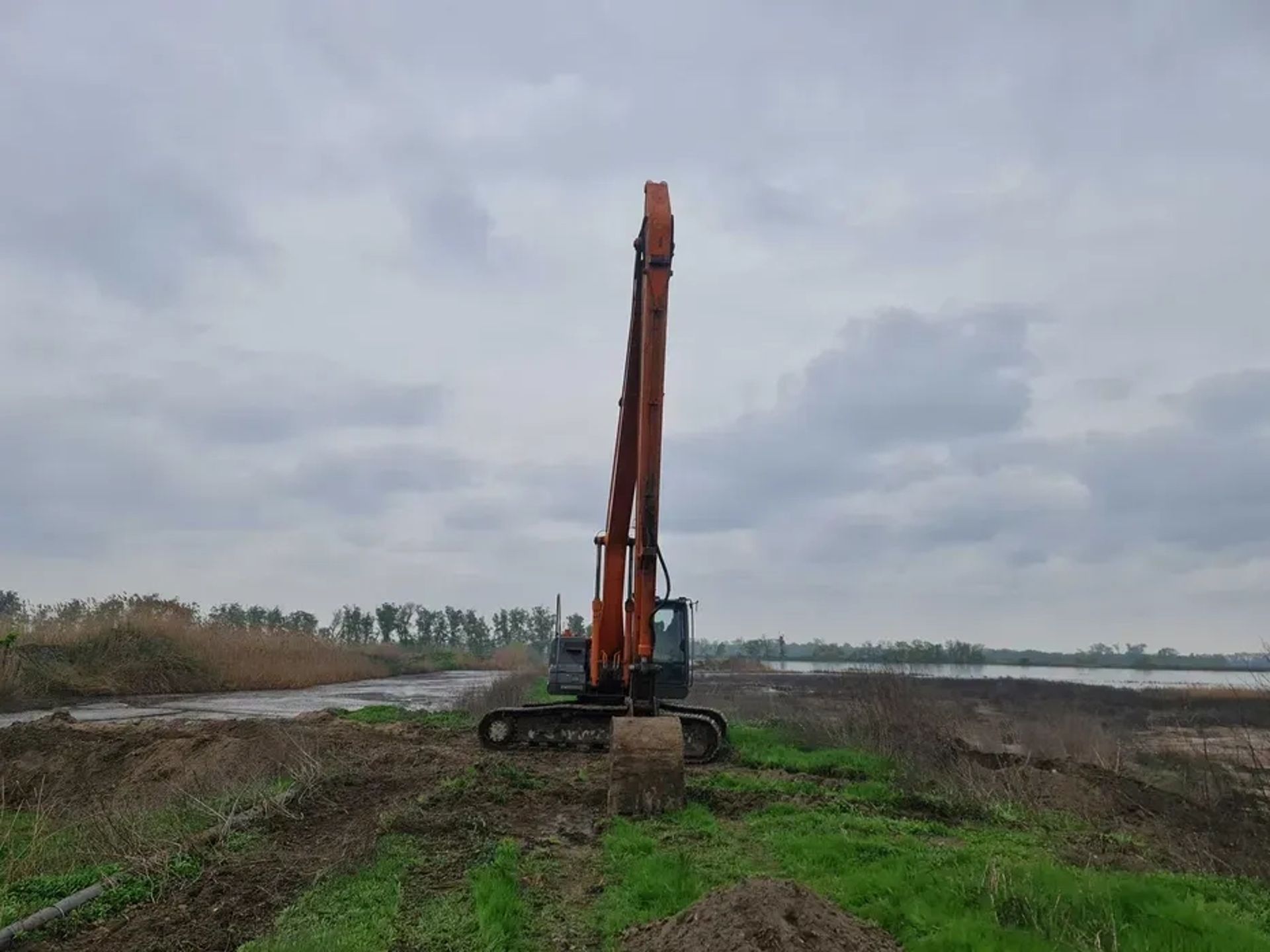 Чистка копання водойм: річок, ставків, озер, каналів, намив піску