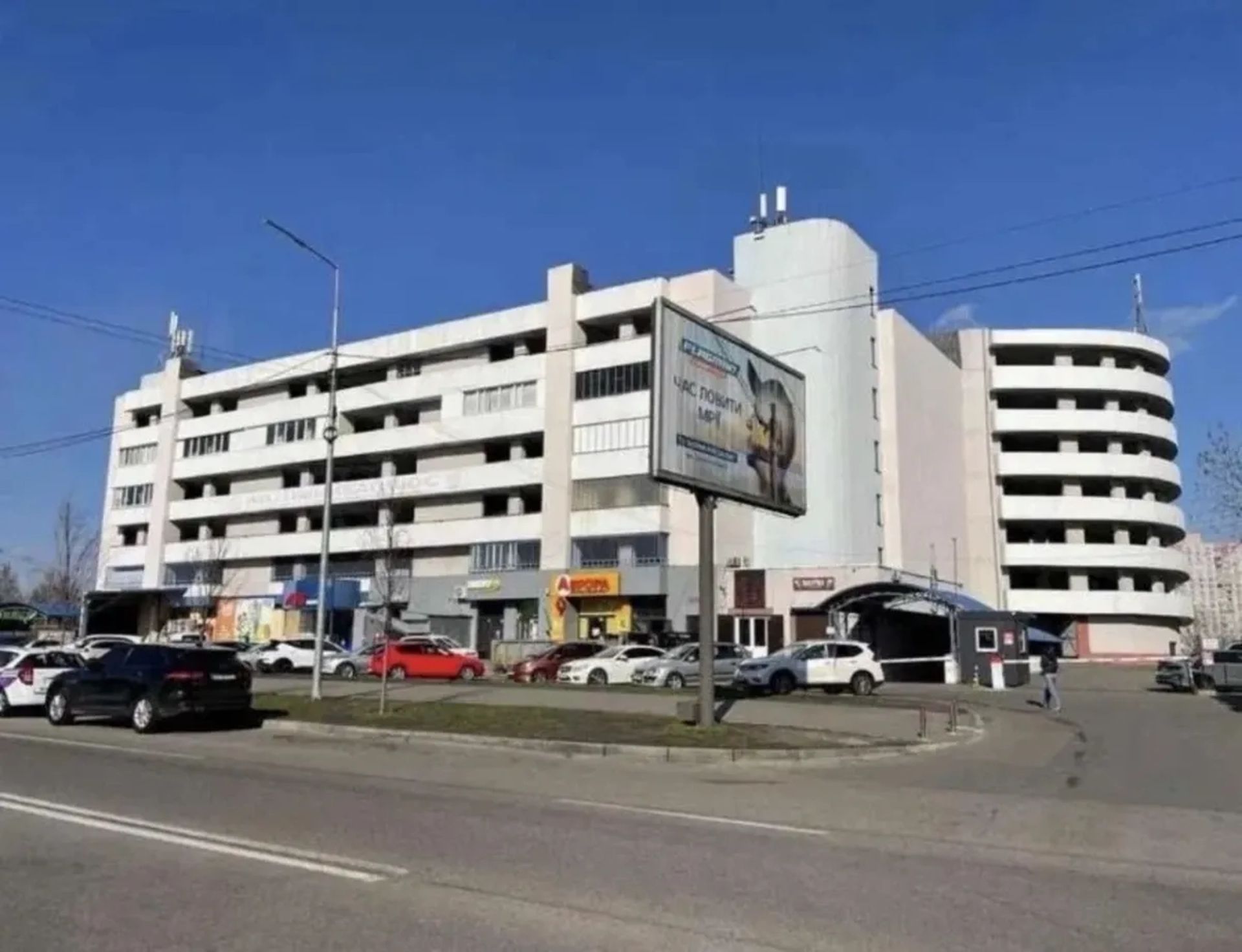Паркомісце у критому паркінгу — Драгоманова 1Н