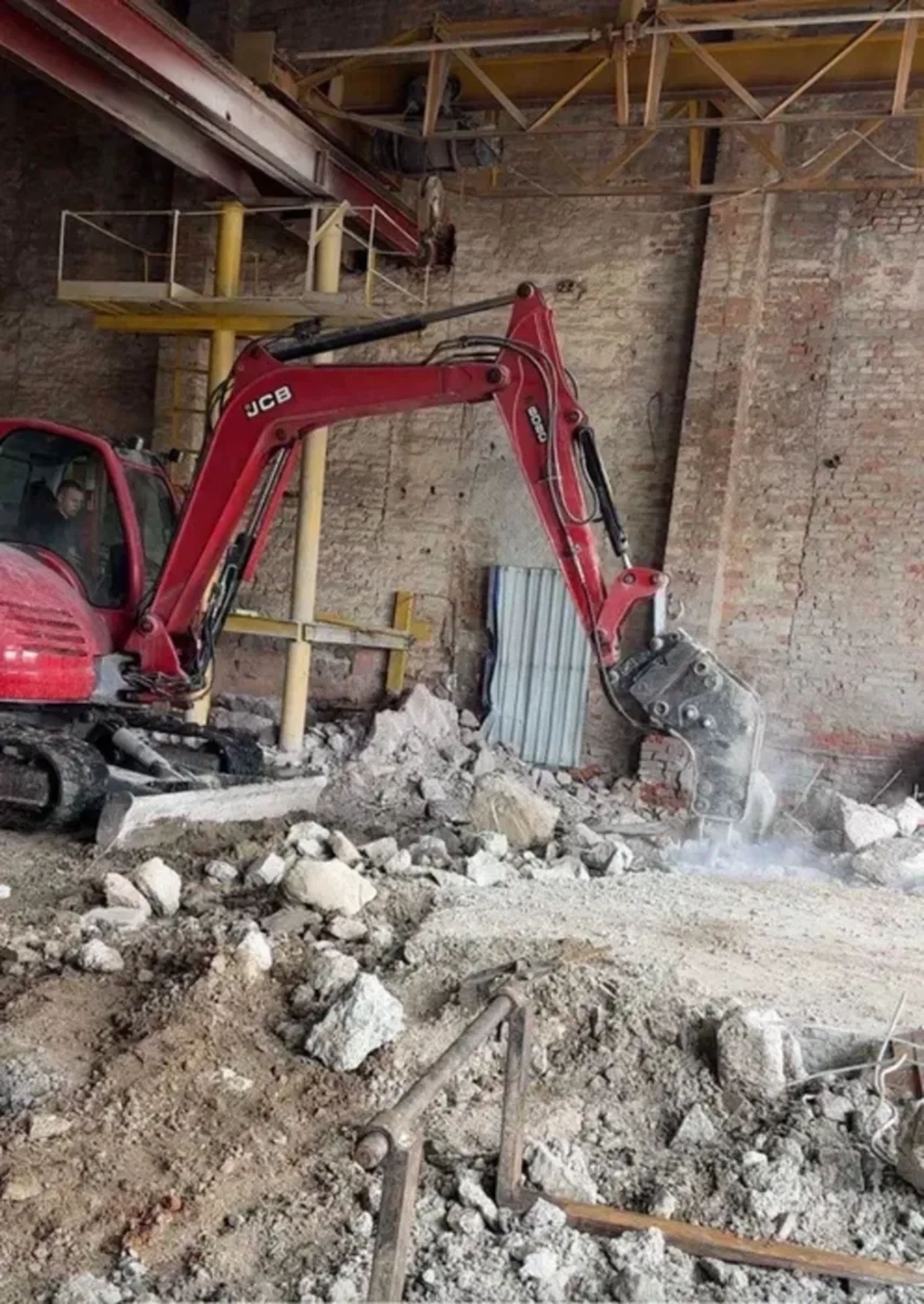 Екскаватор JCB 8т з гідромолотом