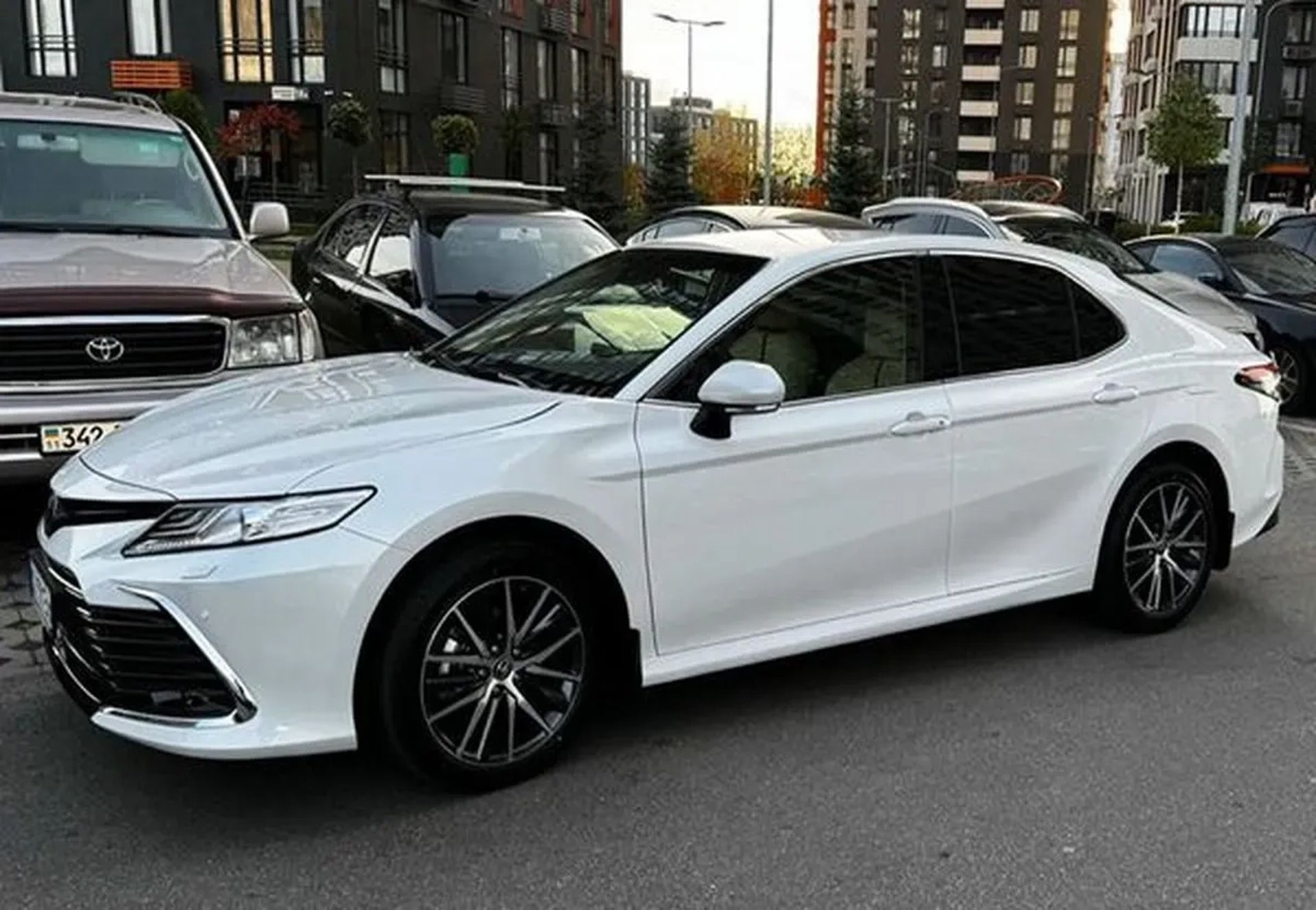 416 Toyota Camry V70 біла — авто на весілля з водієм