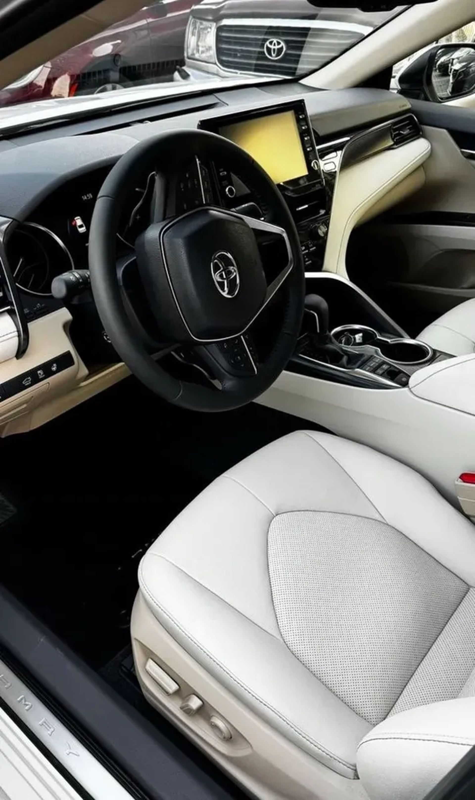 416 Toyota Camry V70 біла — авто на весілля з водієм