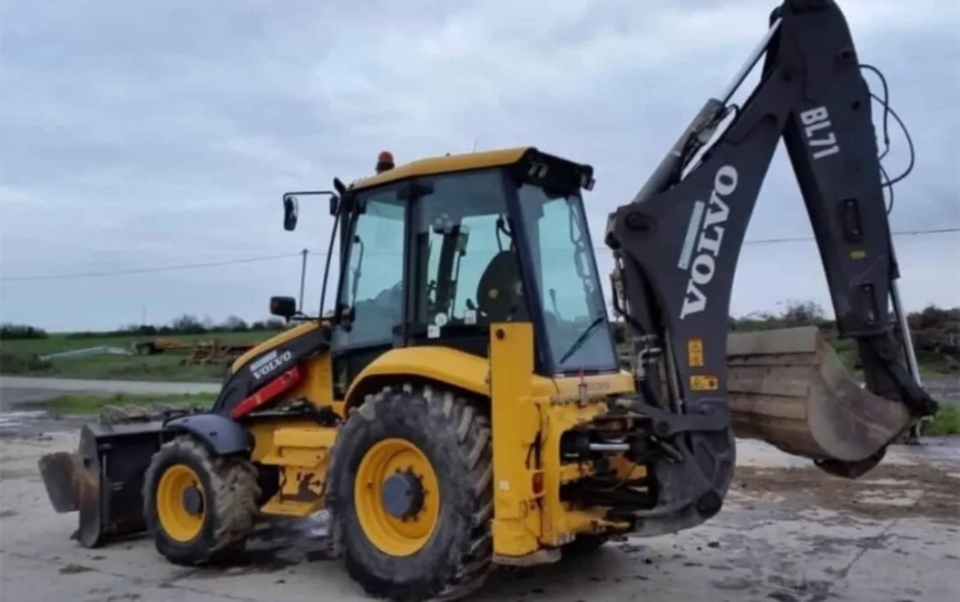 Екскаватор Volvo BL71 для швидкого копання траншей