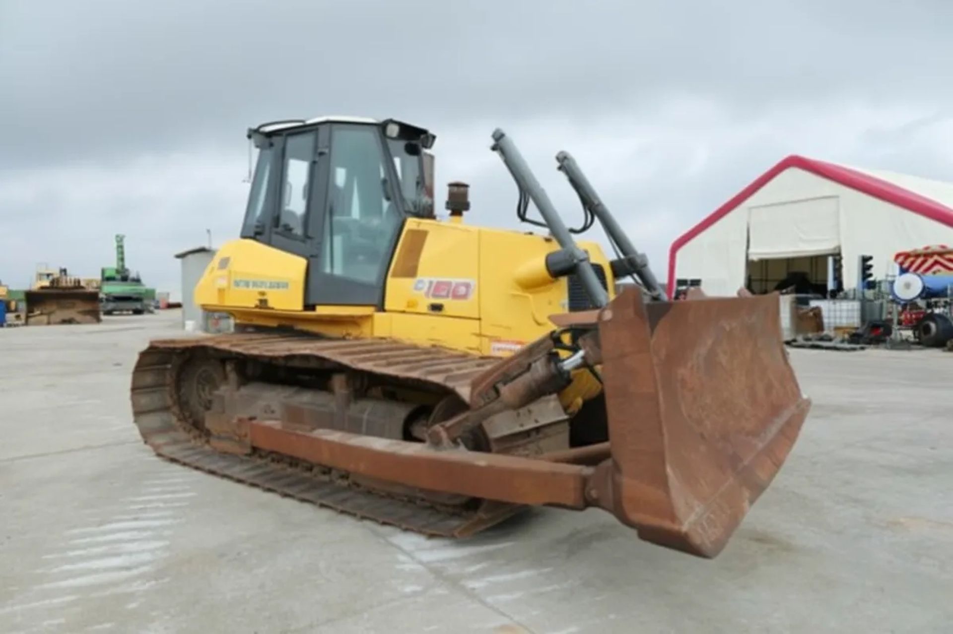 Бульдозер NEW HOLLAND D180 для будівництва та планування територій