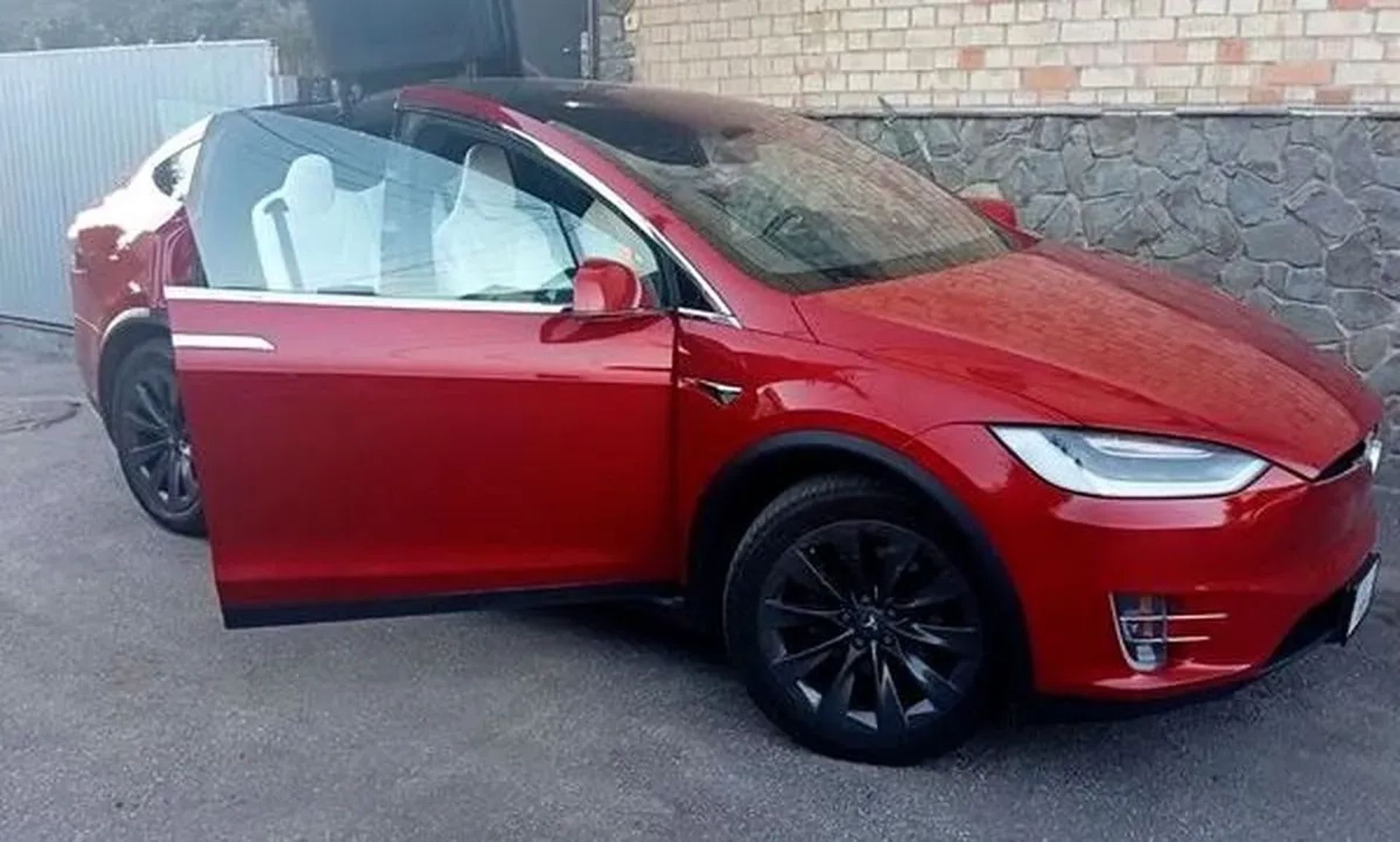 415 Tesla Model X червона — на весілля
