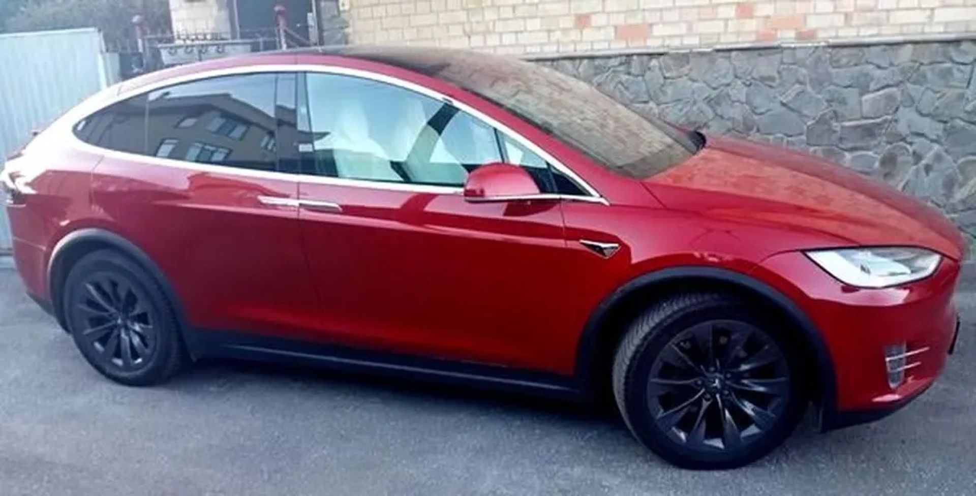 415 Tesla Model X червона — на весілля