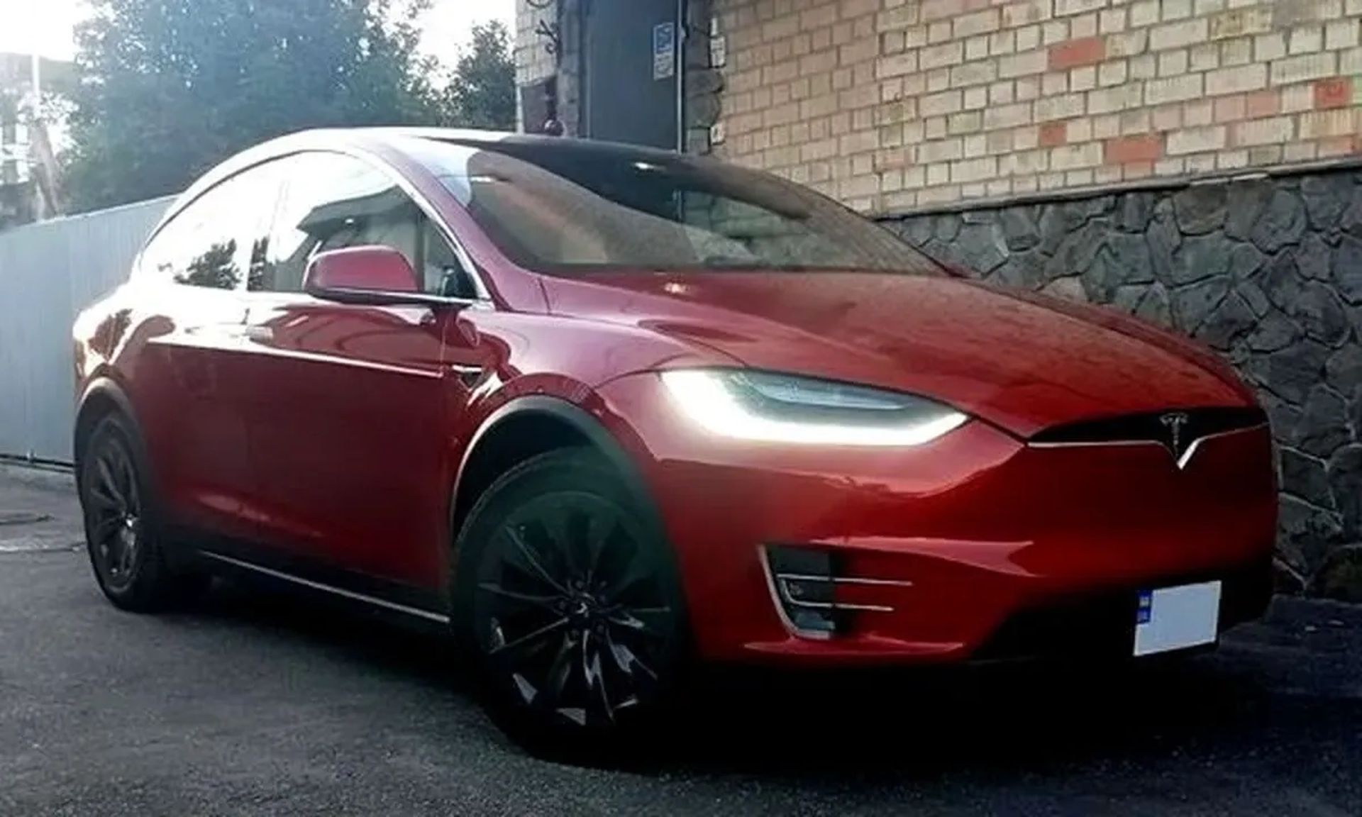415 Tesla Model X червона — на весілля