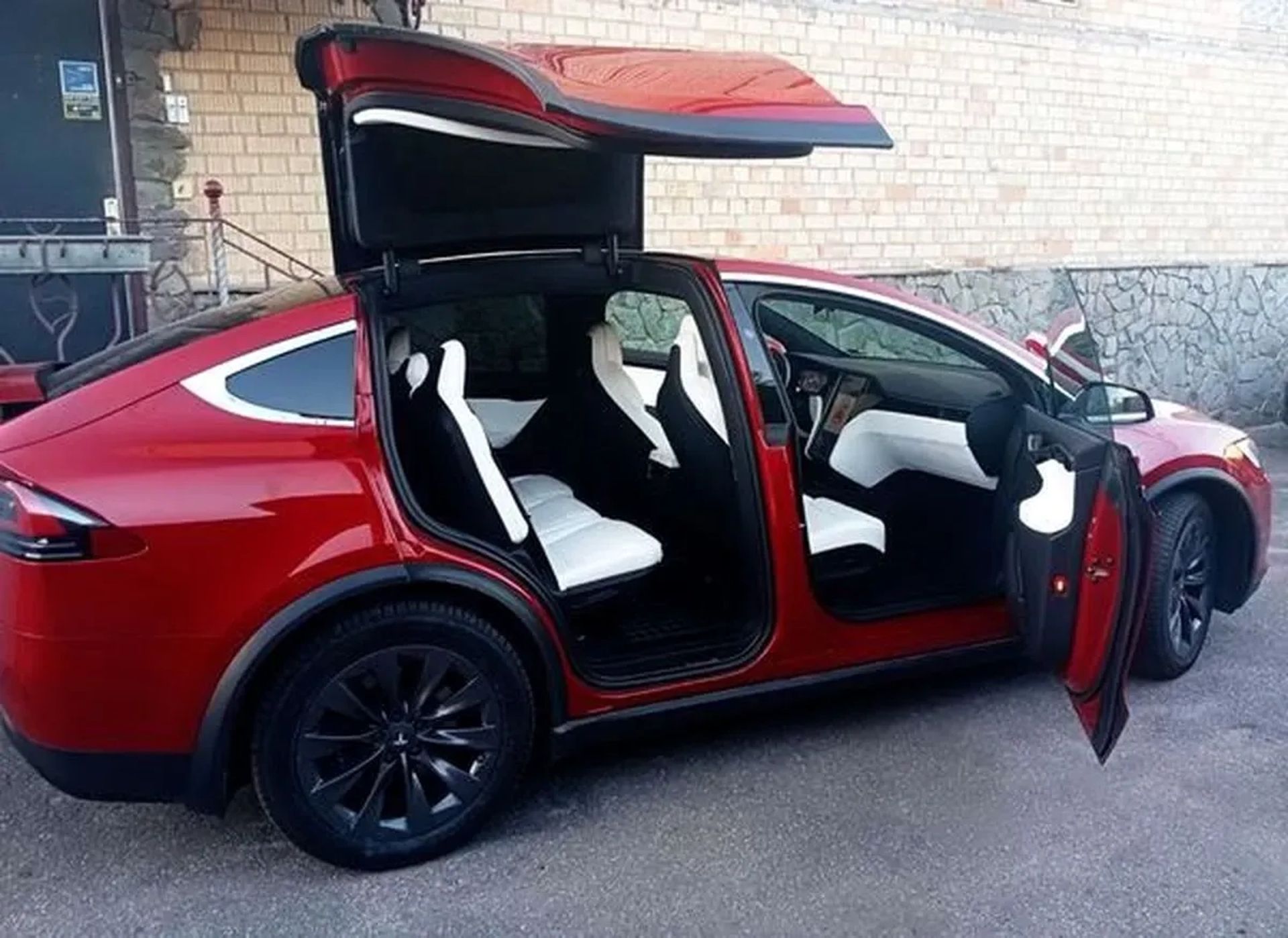 415 Tesla Model X червона — на весілля