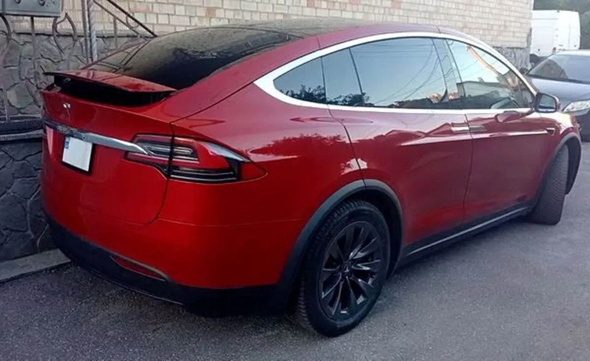 415 Tesla Model X червона — на весілля