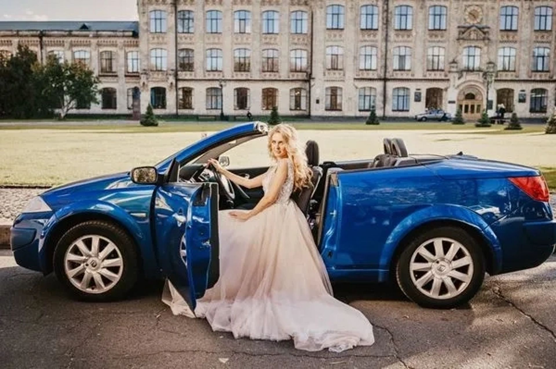 227 Кабріолета для фотосесії зйомки Renault Megane синій
