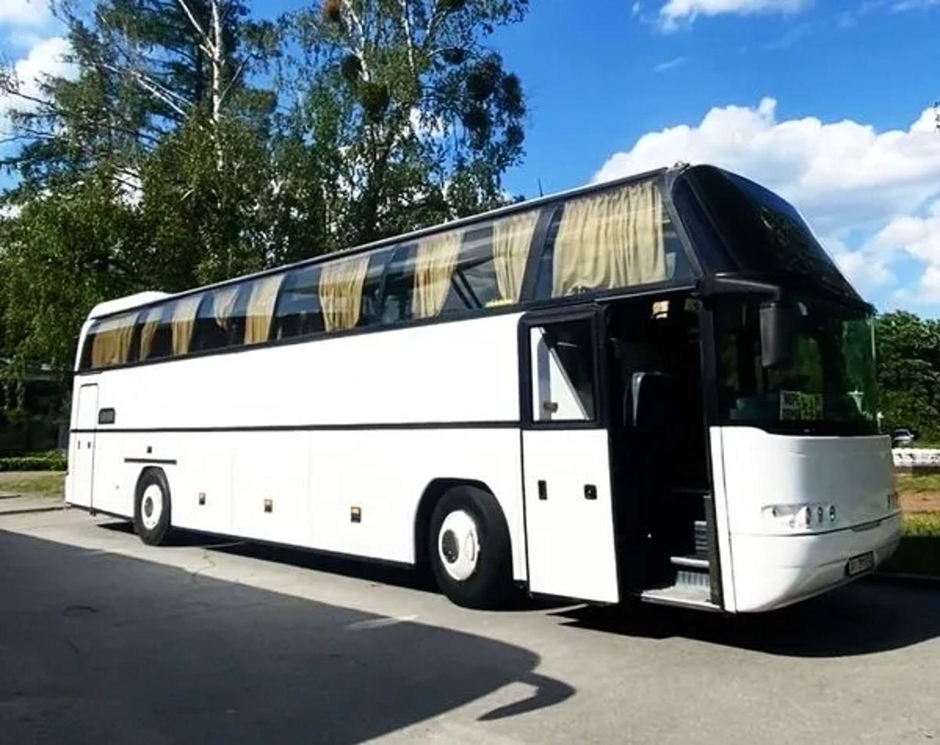 299 Автобус на весілля Neoplan 116H білого кольору
