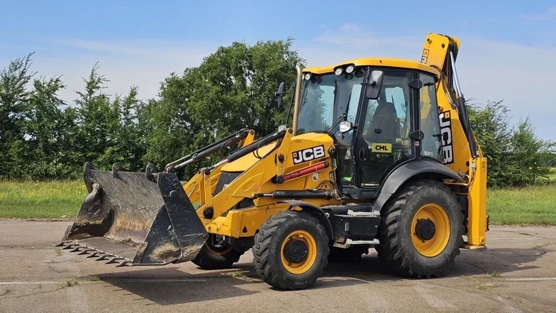 Екскаватор-навантажувач JCB 3CX для копання траншей під комунікації