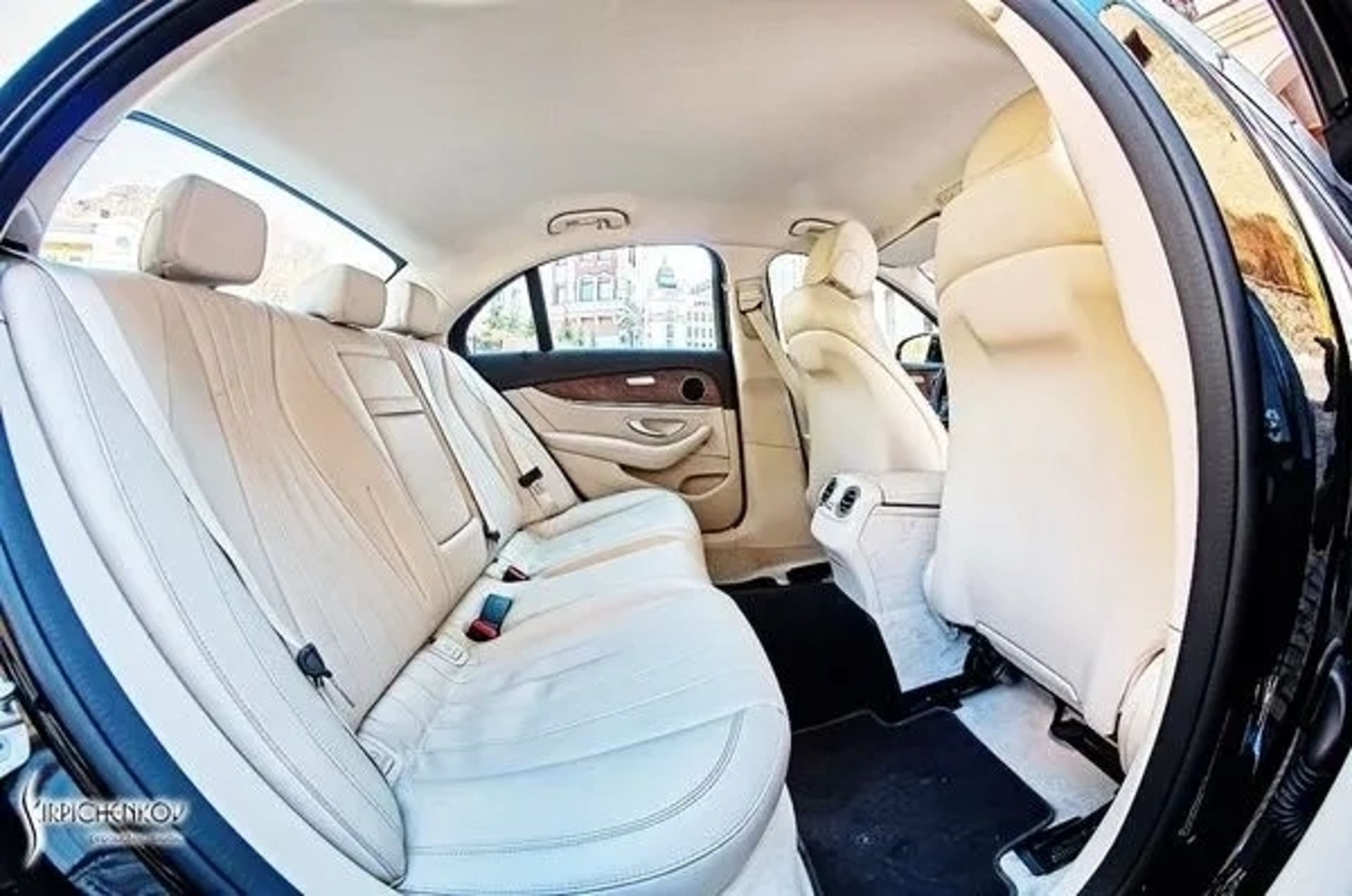 102 Mercedes E-Класу з водієм – Mercedes W213
