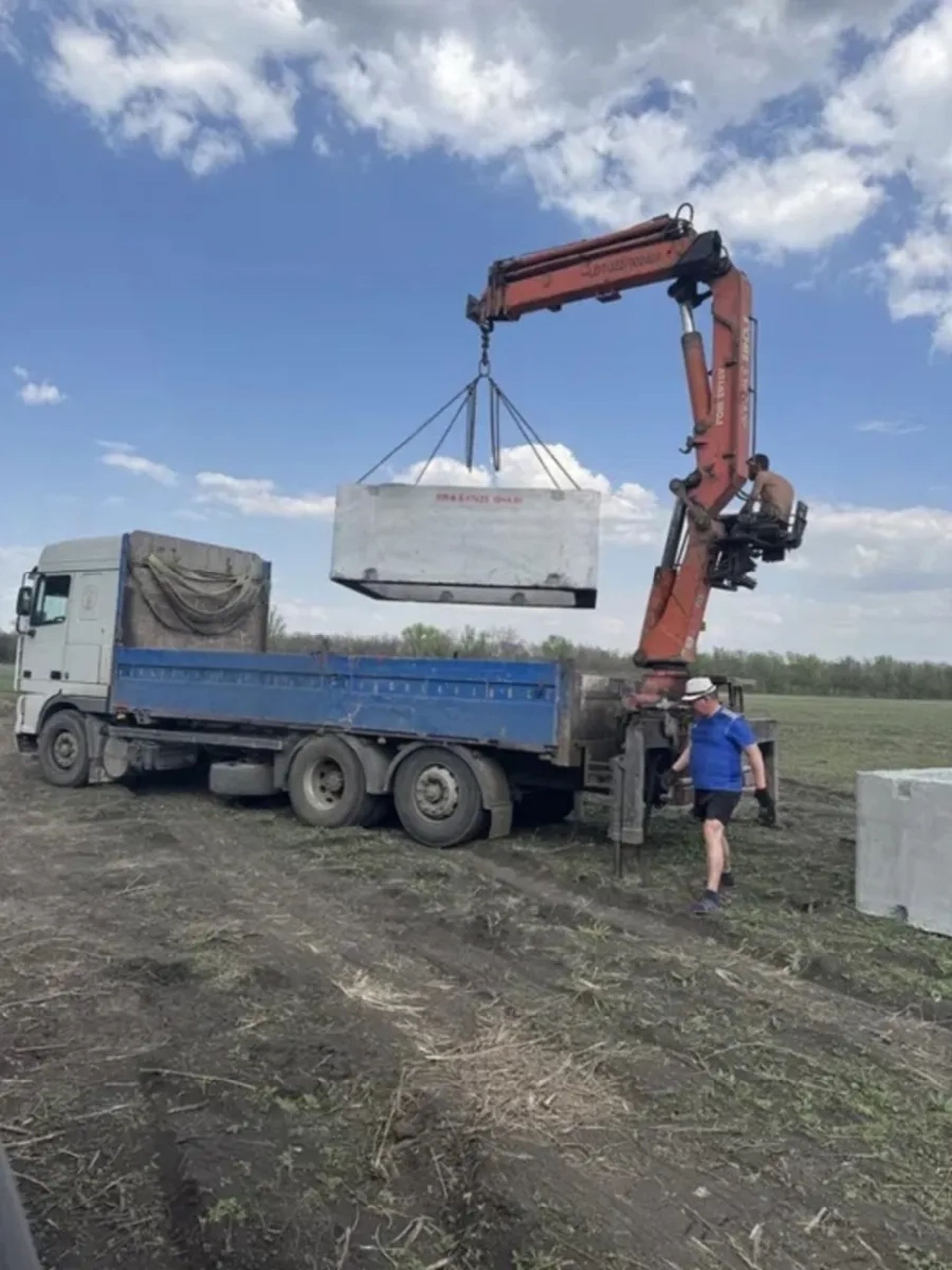 Кран - маніпулятор для вивантаження важких будівельних вантажів