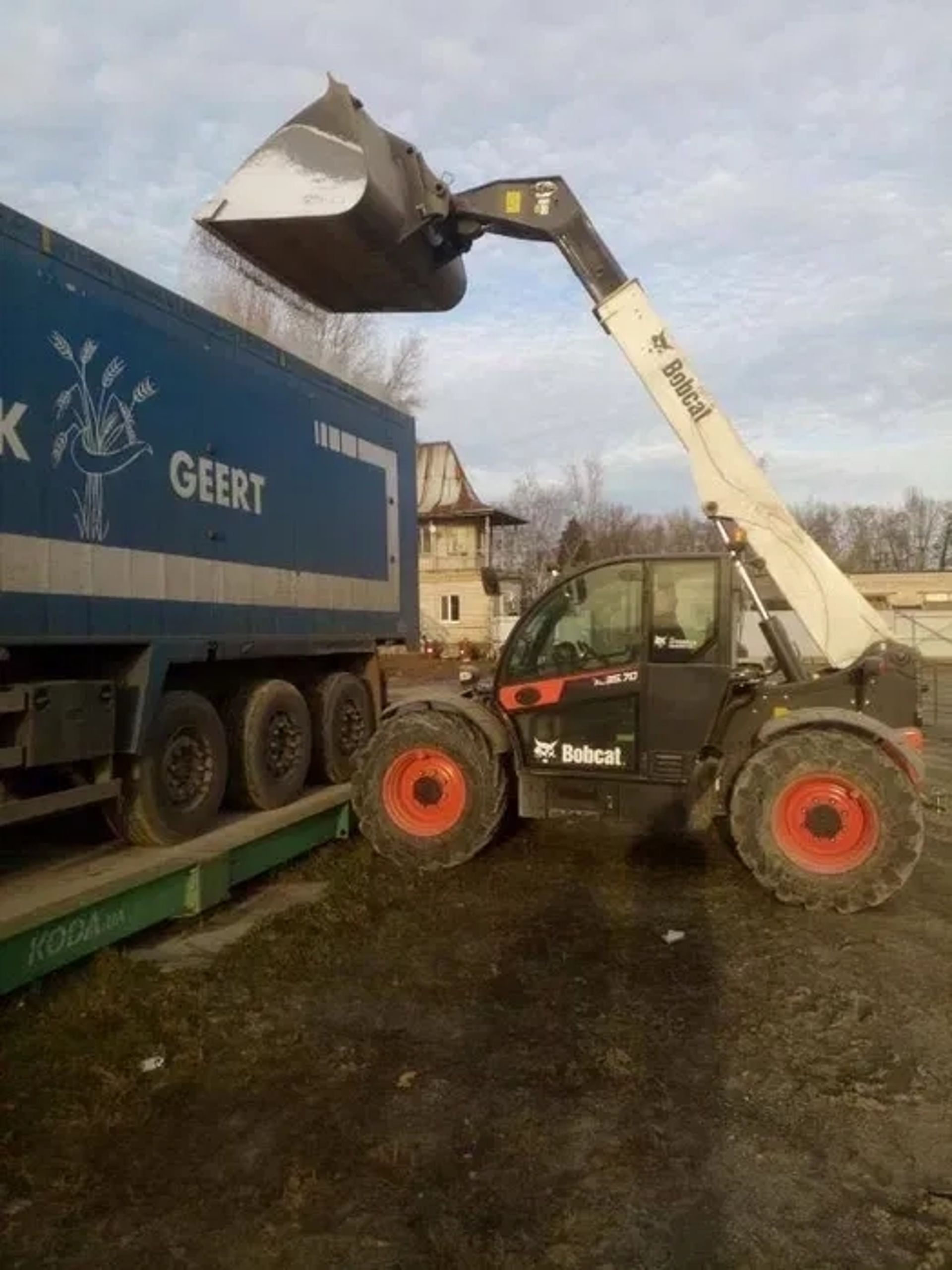 Телескопічний навантажувач BOBCAT TL35.70 у відмінному стані