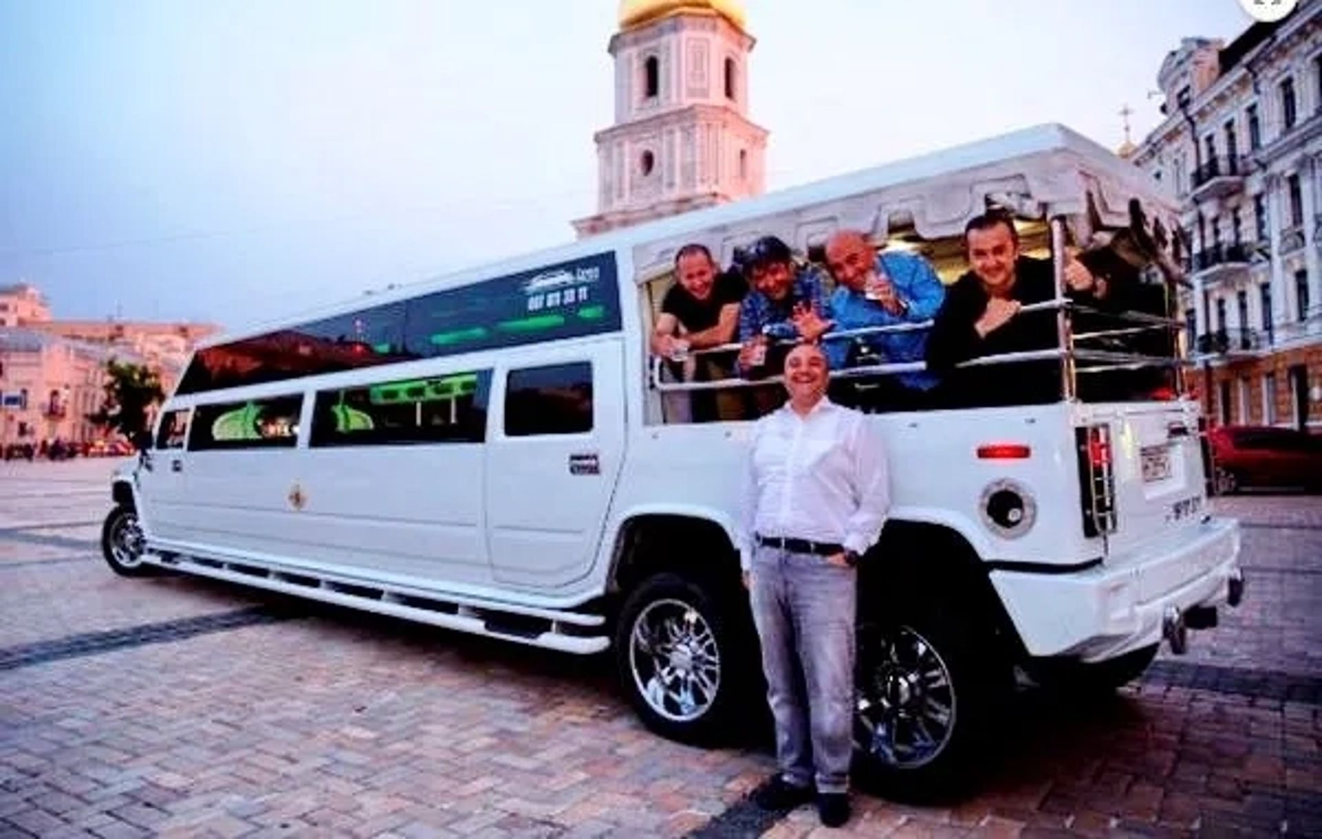 019 Лімузин Mega Hummer H2 білого кольору на дівич-вечір в Києві 