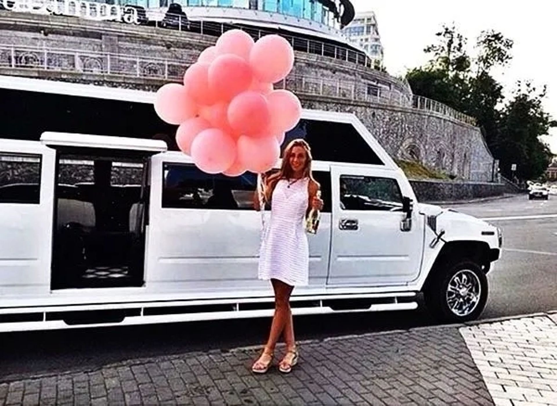 019 Лімузин Mega Hummer H2 білого кольору на дівич-вечір в Києві 