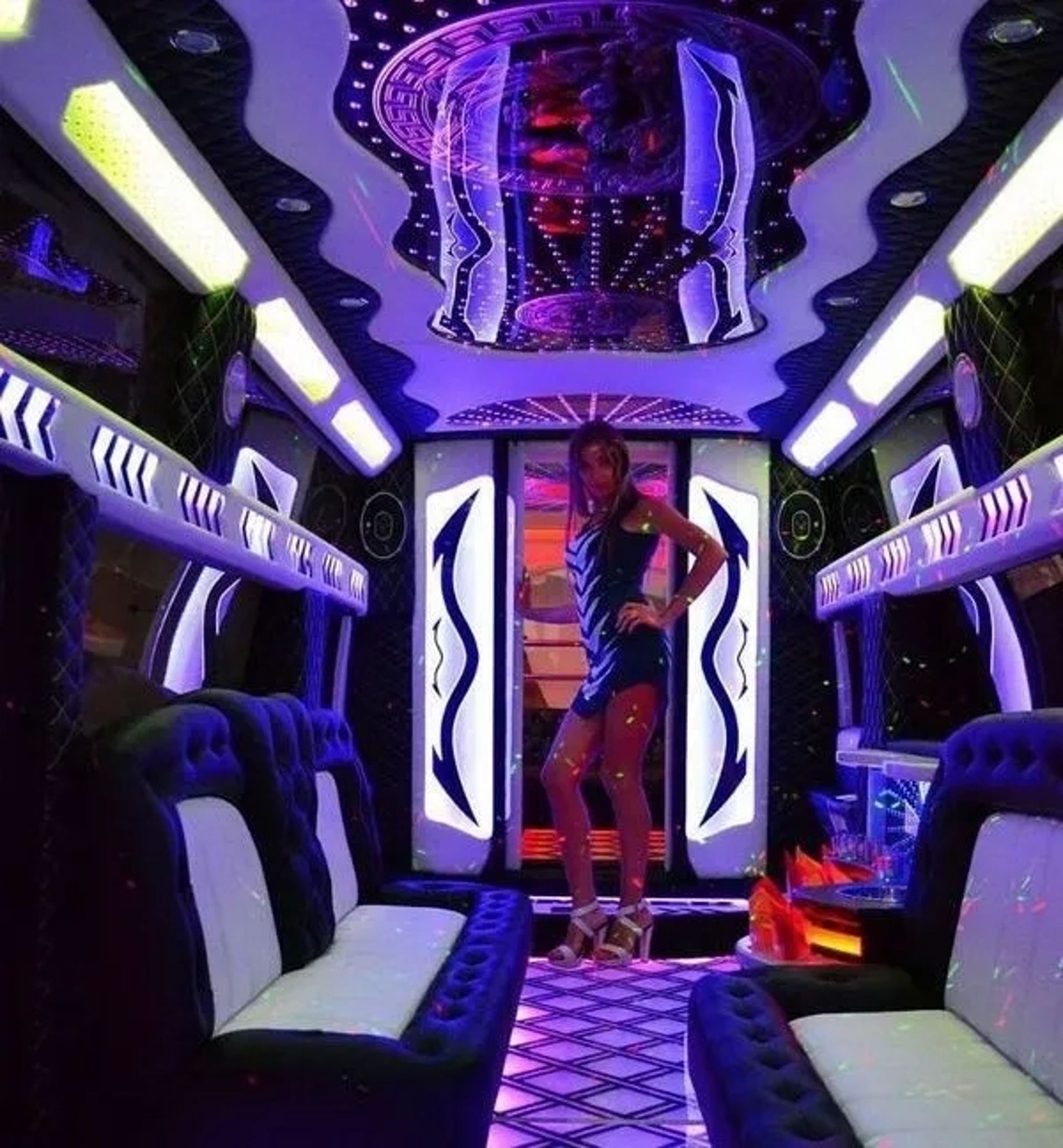 019 Лімузин Mega Hummer H2 білого кольору на дівич-вечір в Києві 