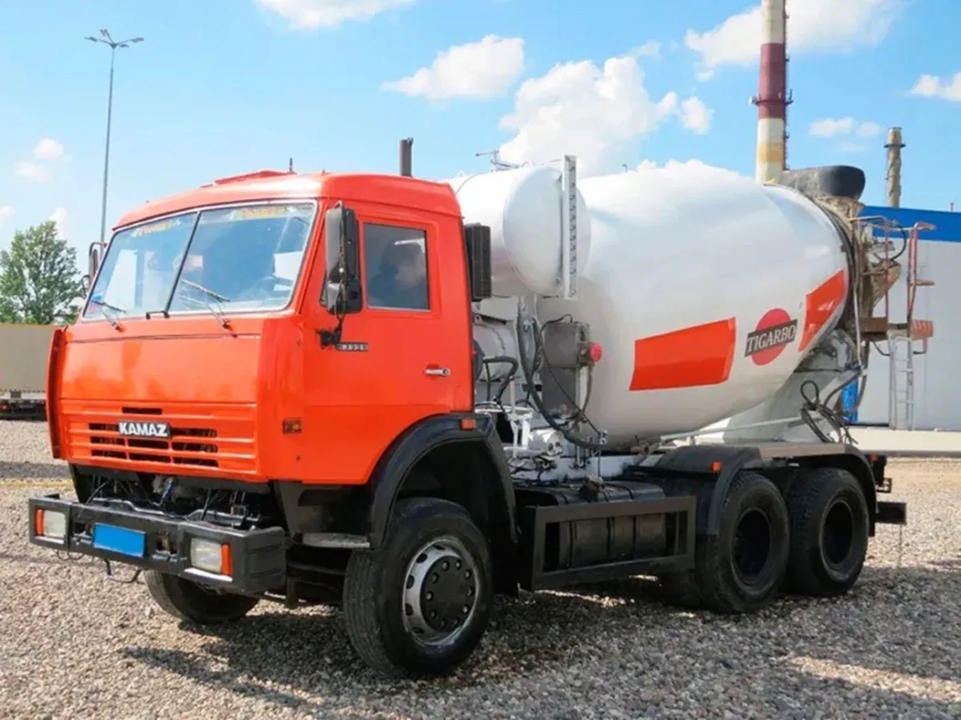 Автобетонозмішувач на шасі КАМАЗ для перевезення бетону