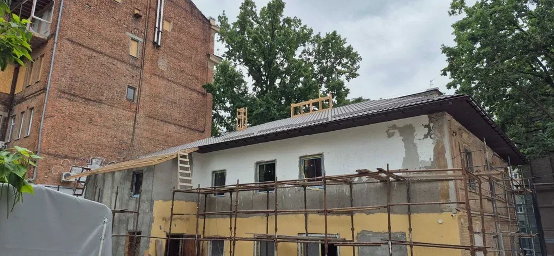Цегляні, бетонні, Покрівельні роботи за еВідновленням Харків, облачсть