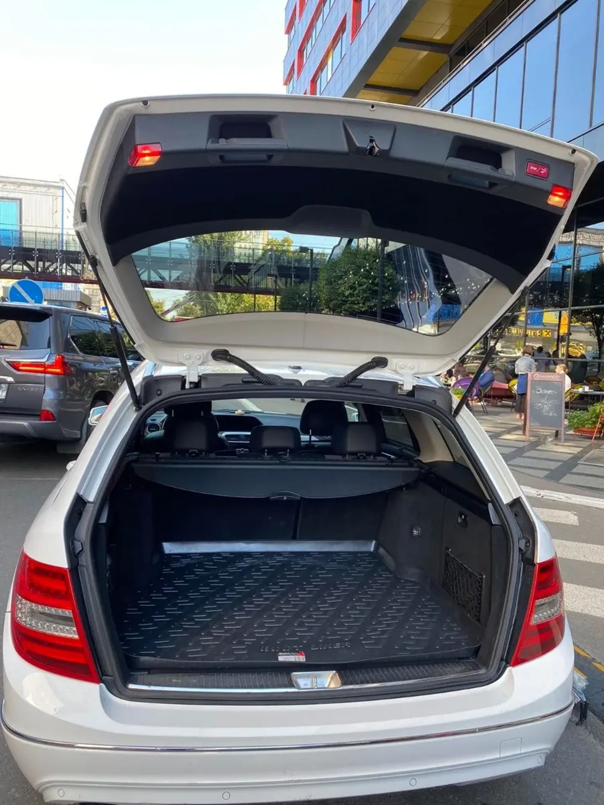 Авто Mercedes-Benz W204— Компактний преміум для ваших справ