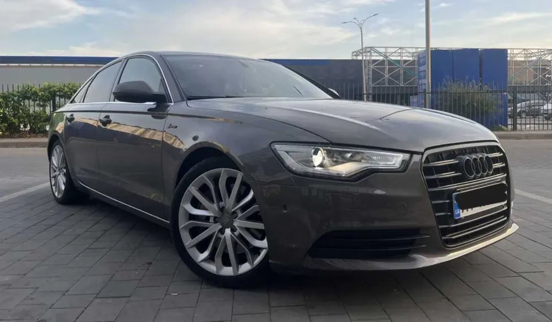 Автомобіль Audi в ідеальному стані для поїздок: комфорт преміум-класу