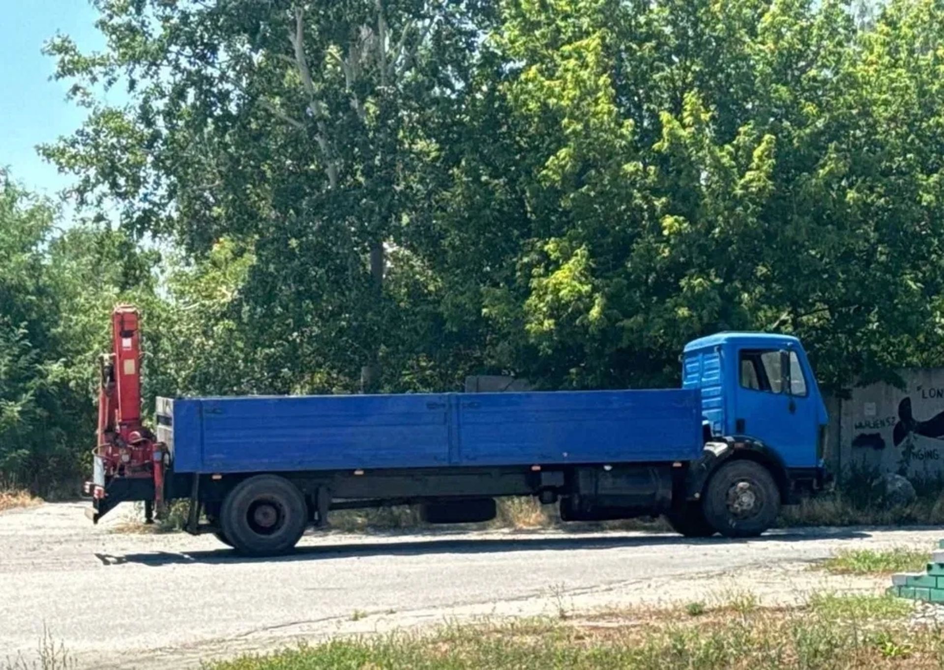 Кран-маніпулятор на вантажному шасі Mercedes-Benz з гідробортом