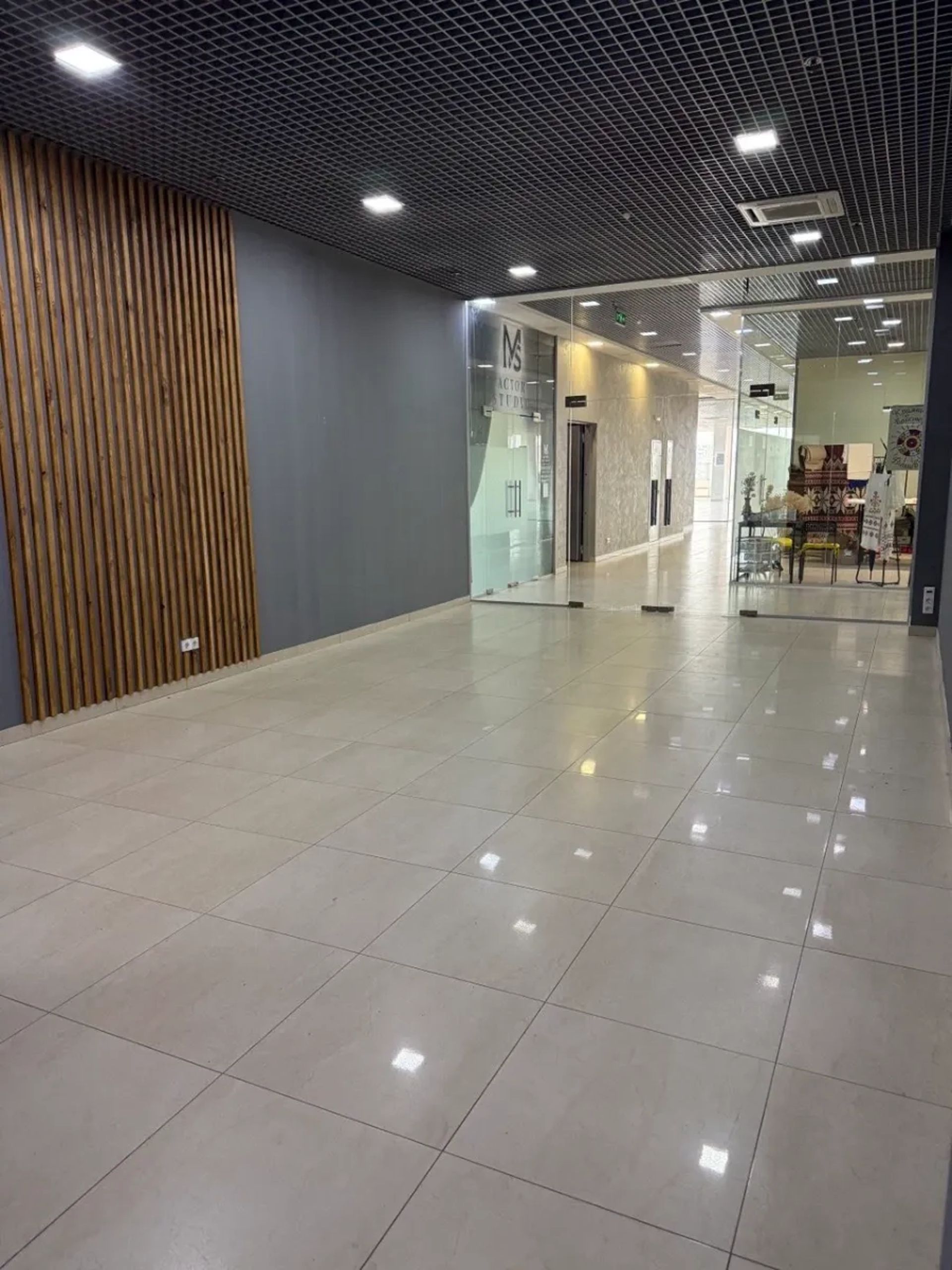 Приміщення 43 м2 в ТЦ Кубик, метро Дарниця, Дніпровський район