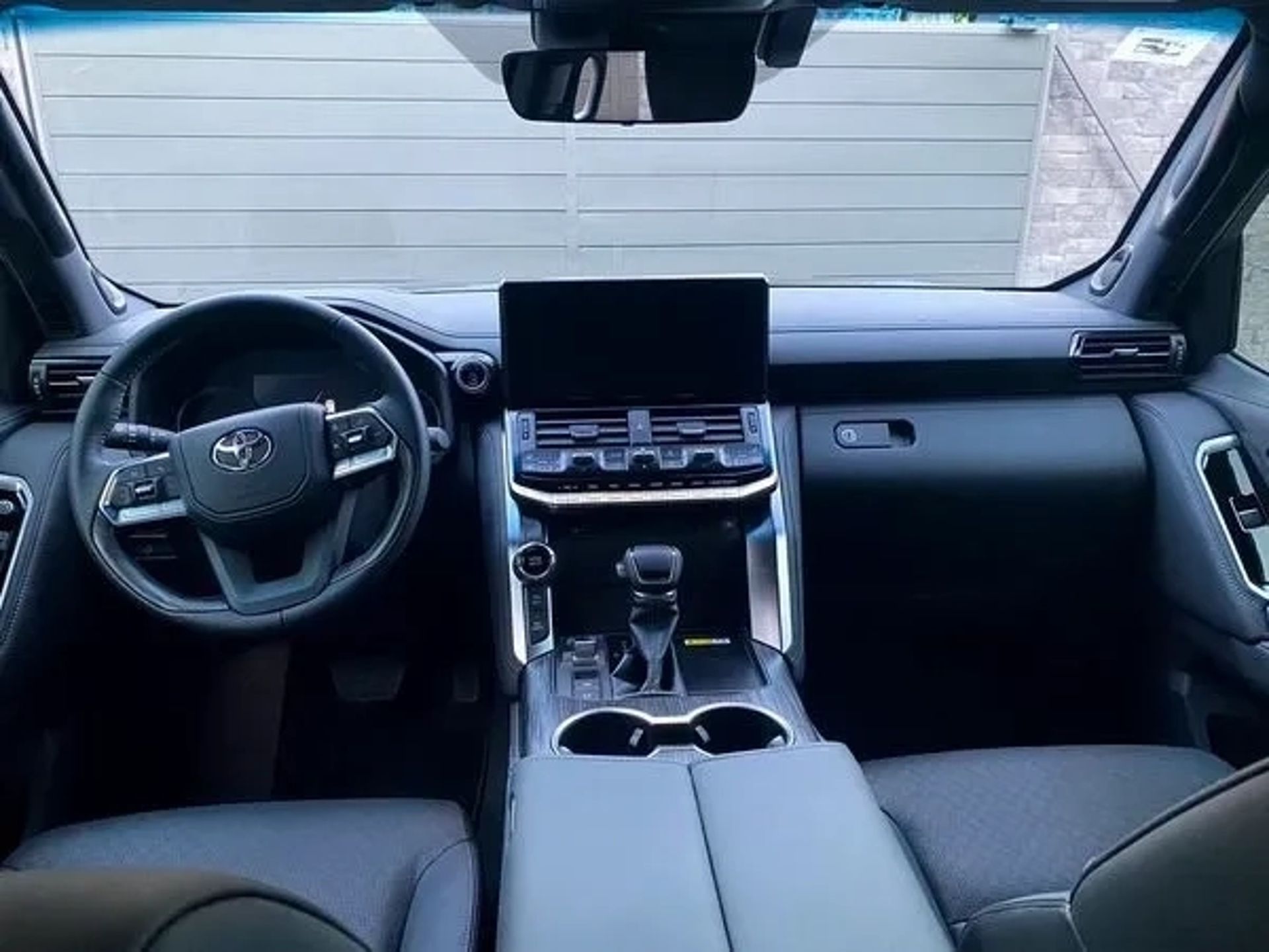 055 Авто на весілля Toyota Land Cruiser 300 з водієм