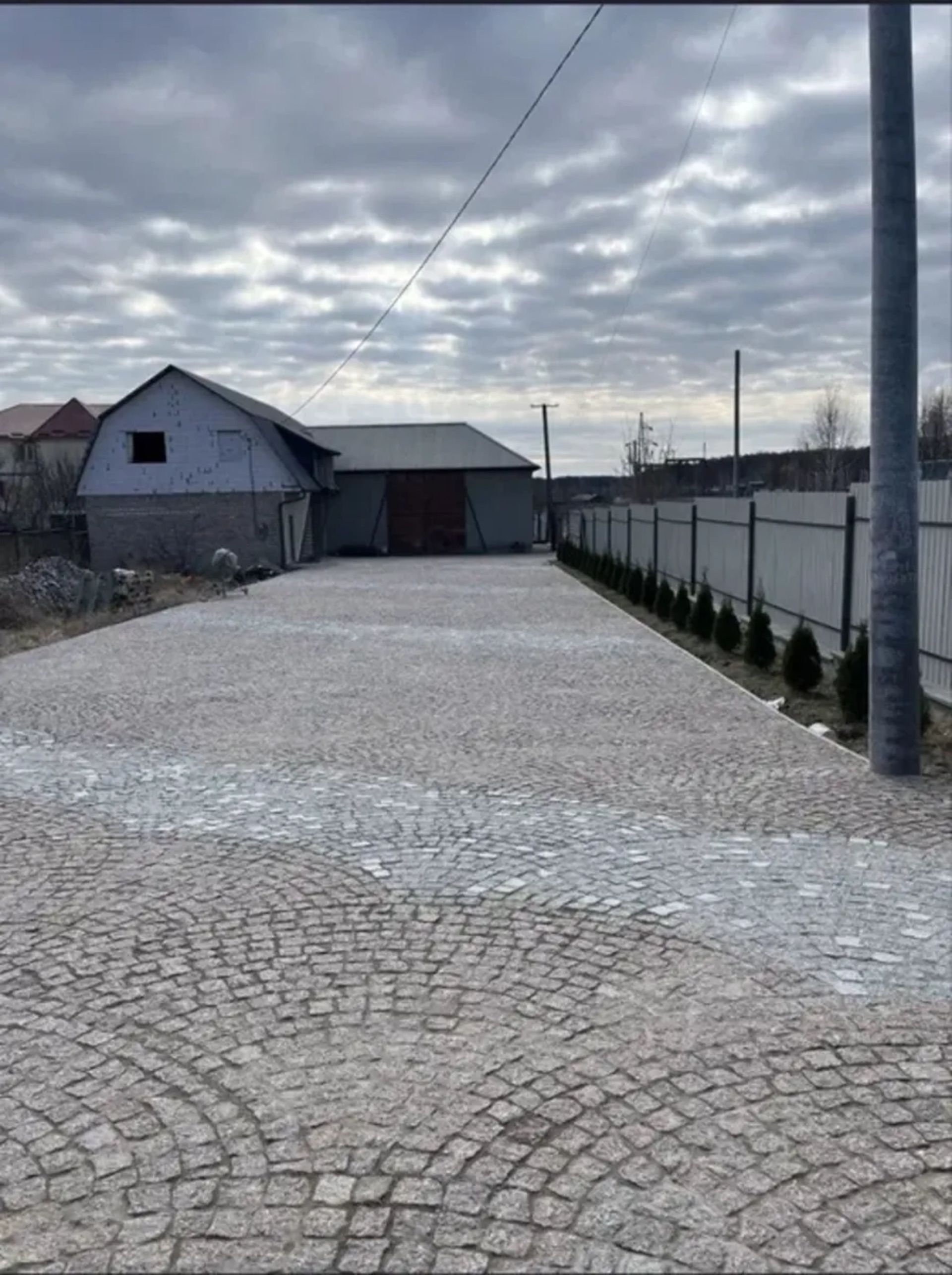 Нове бетонне складське приміщення