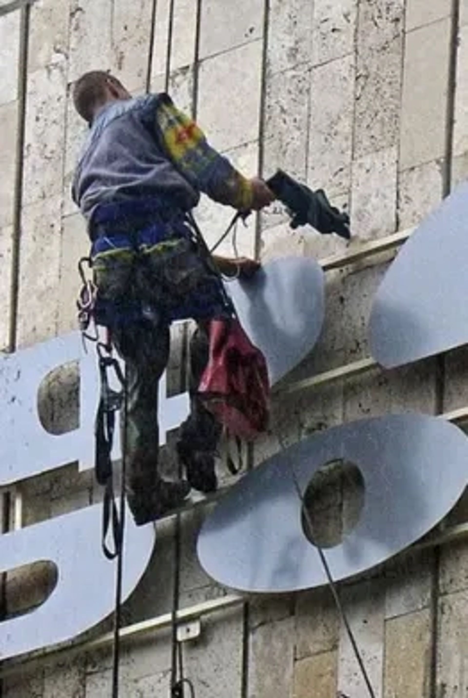 Монтаж та Демонтаж Вивісок, Банерів та Рекламних Конструкцій. Висотні Роботи!