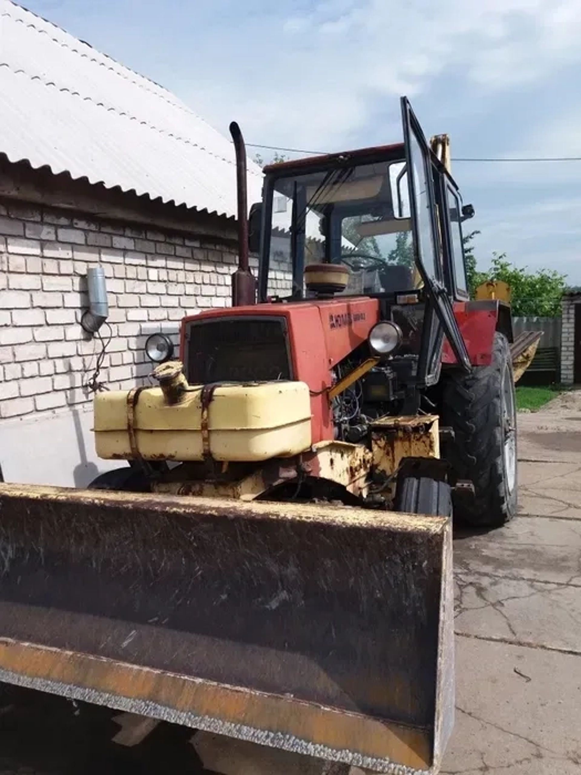 Екскаватор-навантажувач ЮМЗ-8040.2