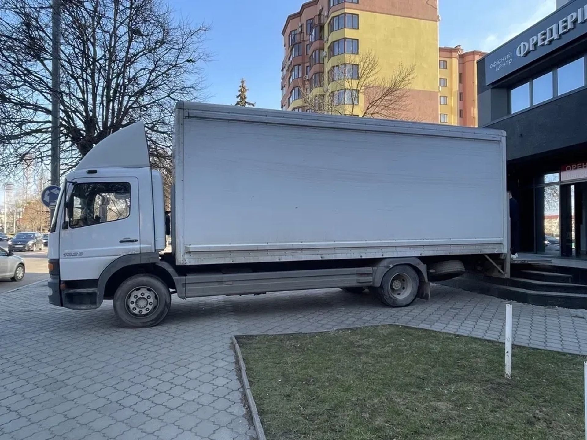 Вантажний автомобіль Mercedes-Benz Atego для перевезення вантажів