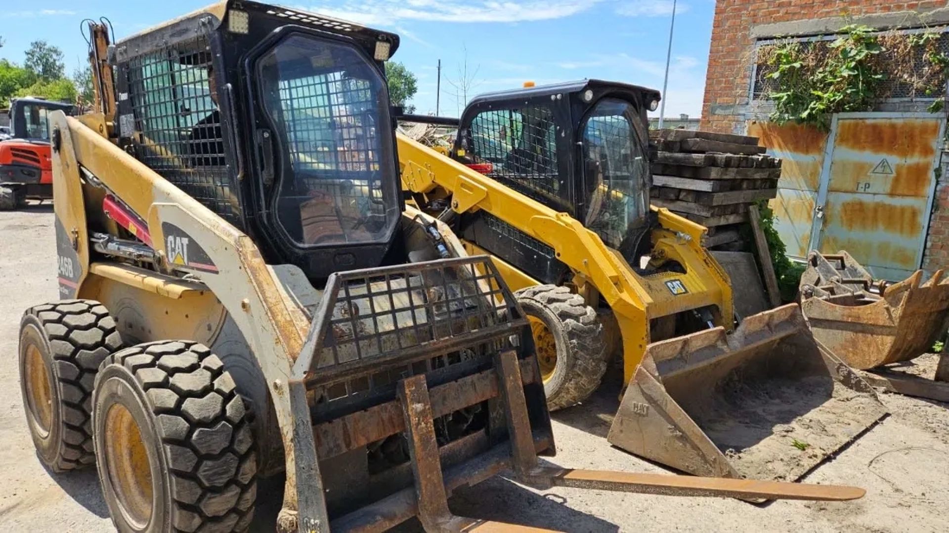 CAT 246B універсальний міні навантажувач