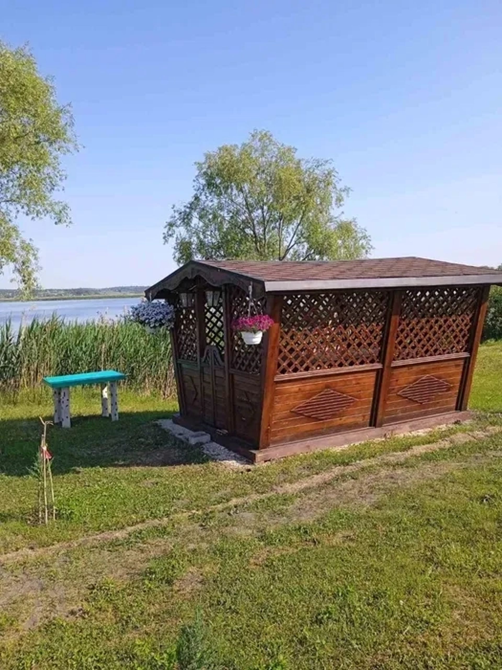 Альтанка на водосховище для компанії