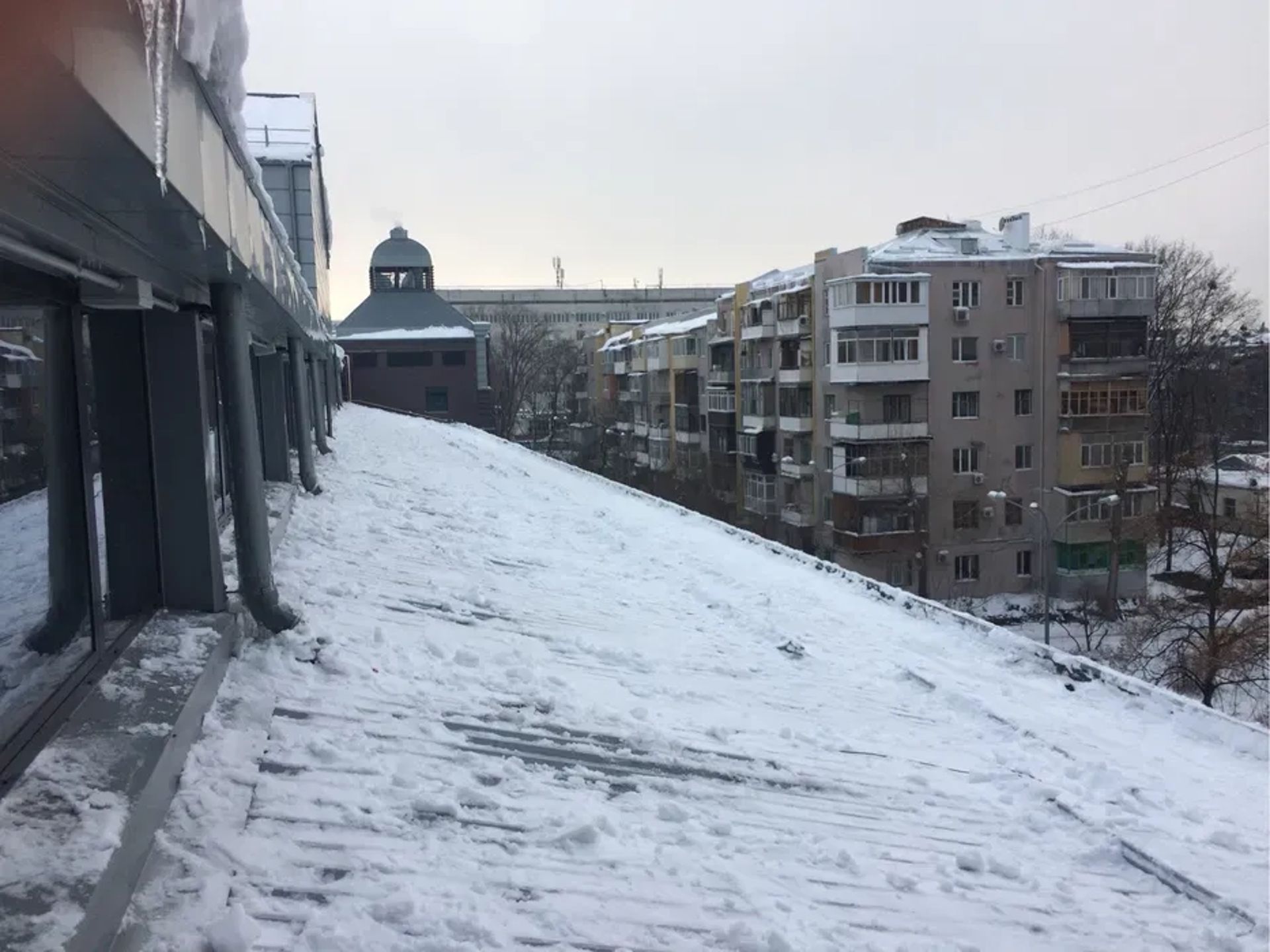 Прибирання снігу з даху будь-якої складності