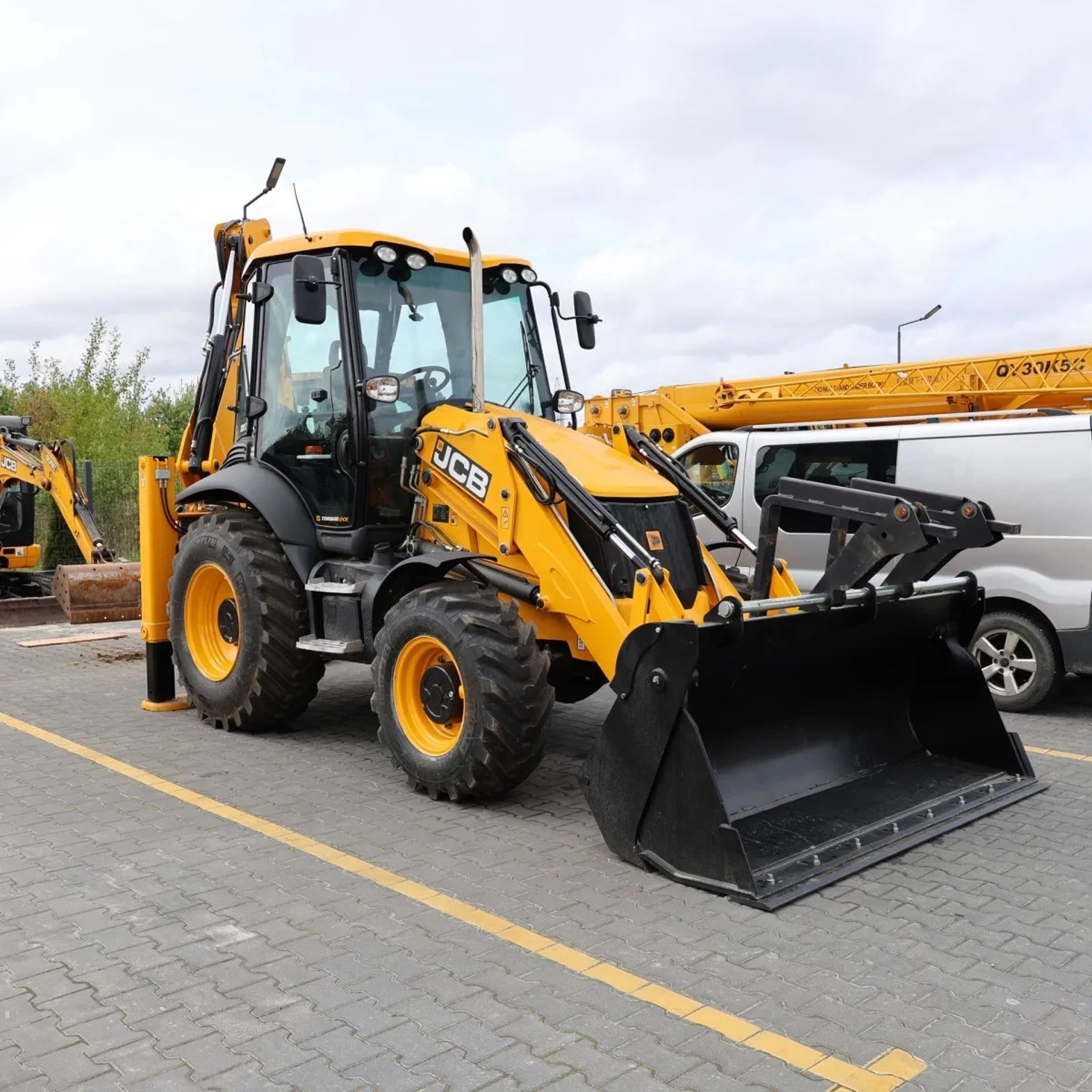 Екскаватор-навантажувач JCB 3CX для вирівнювання ділянок