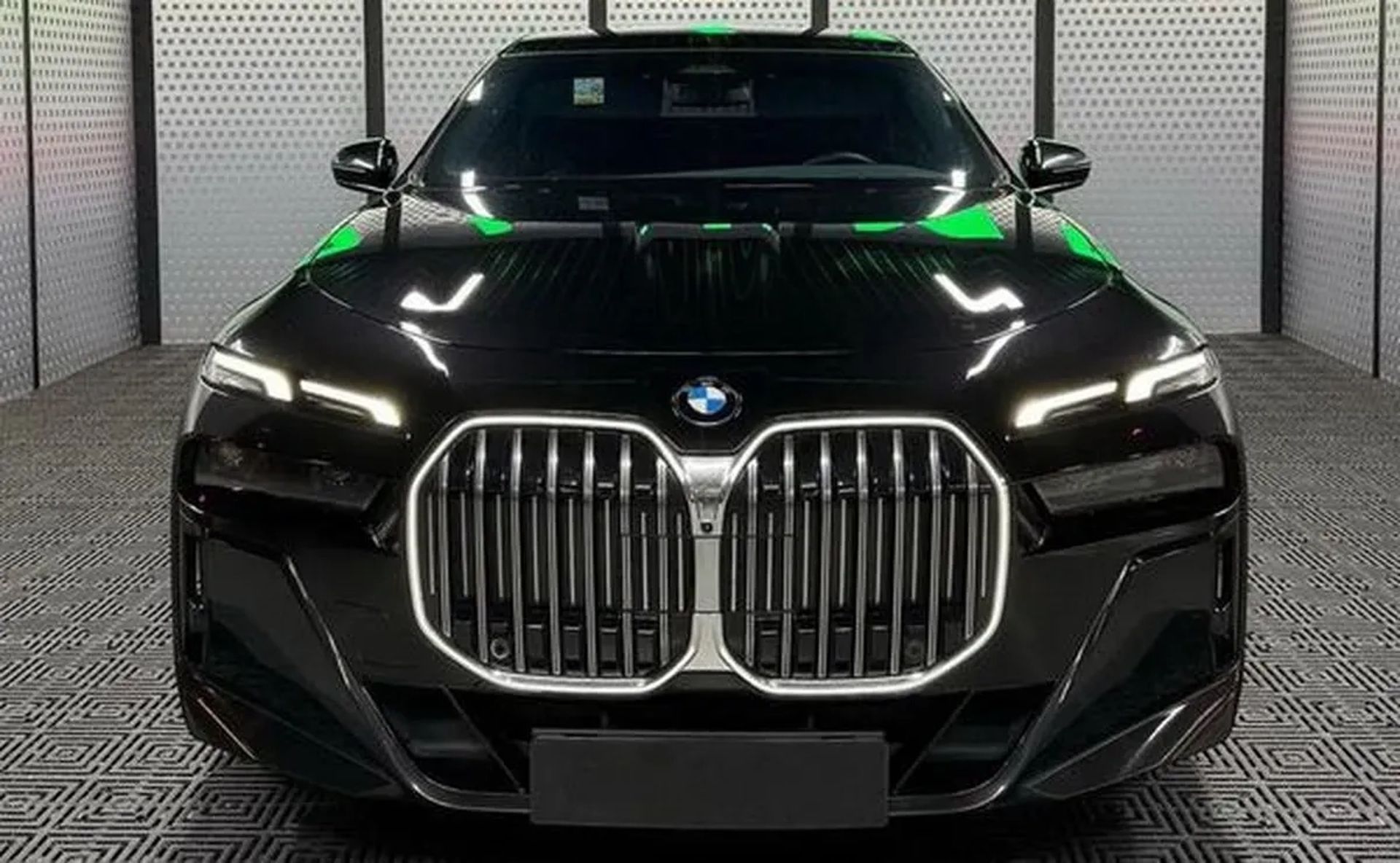 451 BMW 740D xDrive з водієм або без